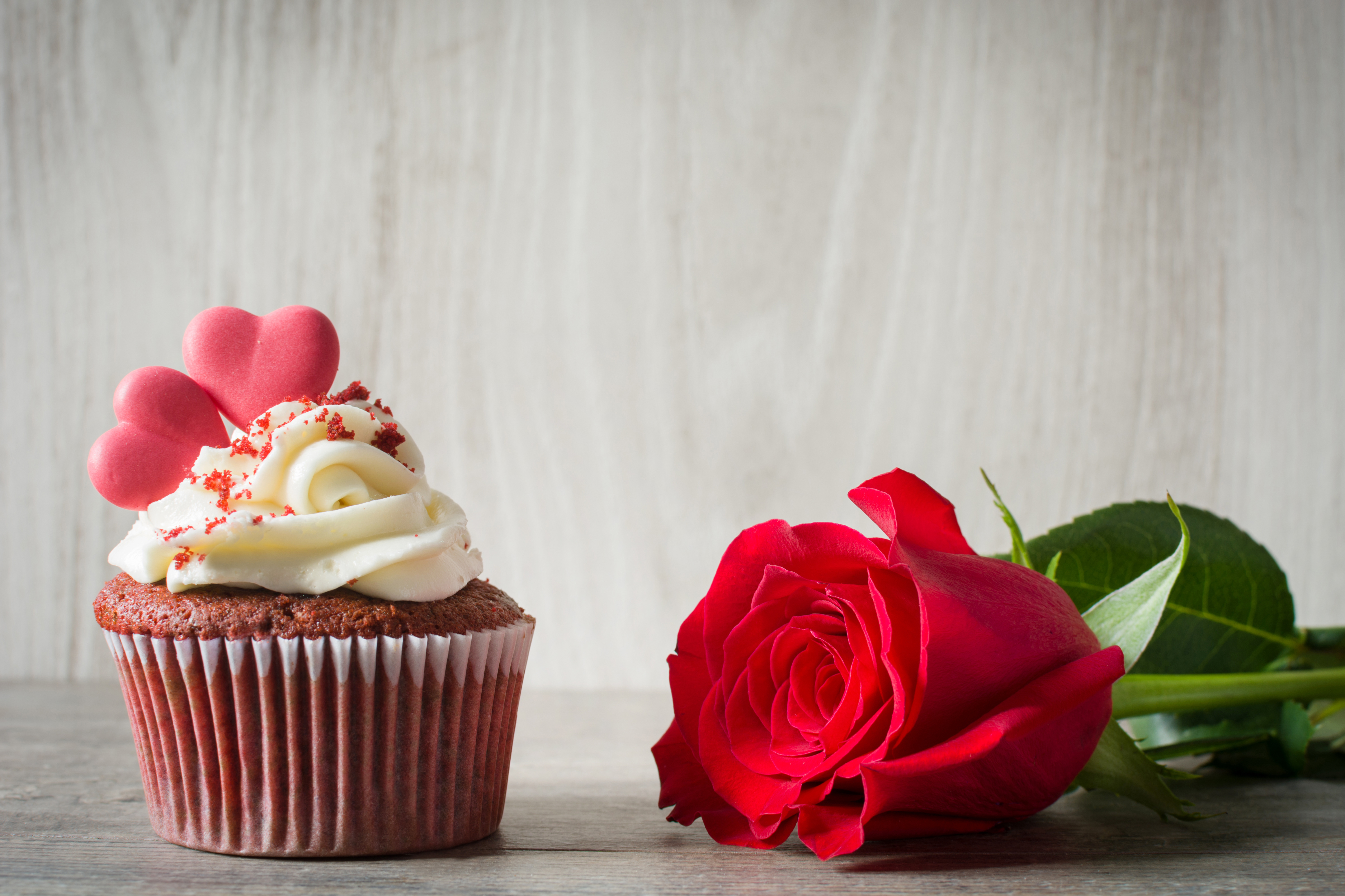 Laden Sie das Rose, Creme, Cupcake, Rote Rose, Rote Blume, Nahrungsmittel-Bild kostenlos auf Ihren PC-Desktop herunter