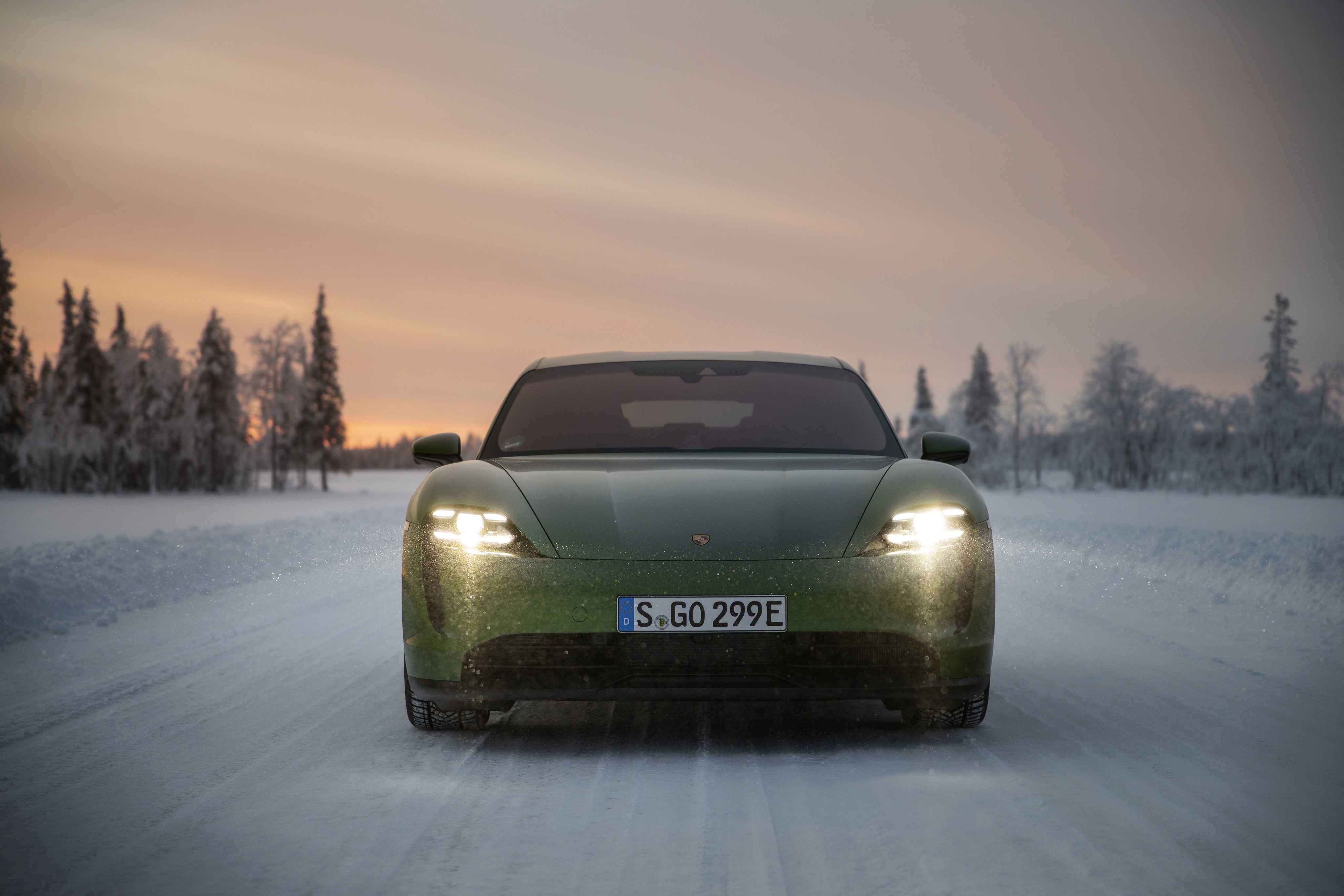 Handy-Wallpaper Winter, Porsche, Schnee, Autos, Fahrzeuge, Grünes Auto, Porsche Taycan 4S kostenlos herunterladen.