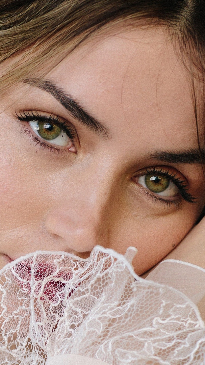 Download mobile wallpaper Face, Green Eyes, Celebrity, Actress, Stare, Ana De Armas, Cuban for free.