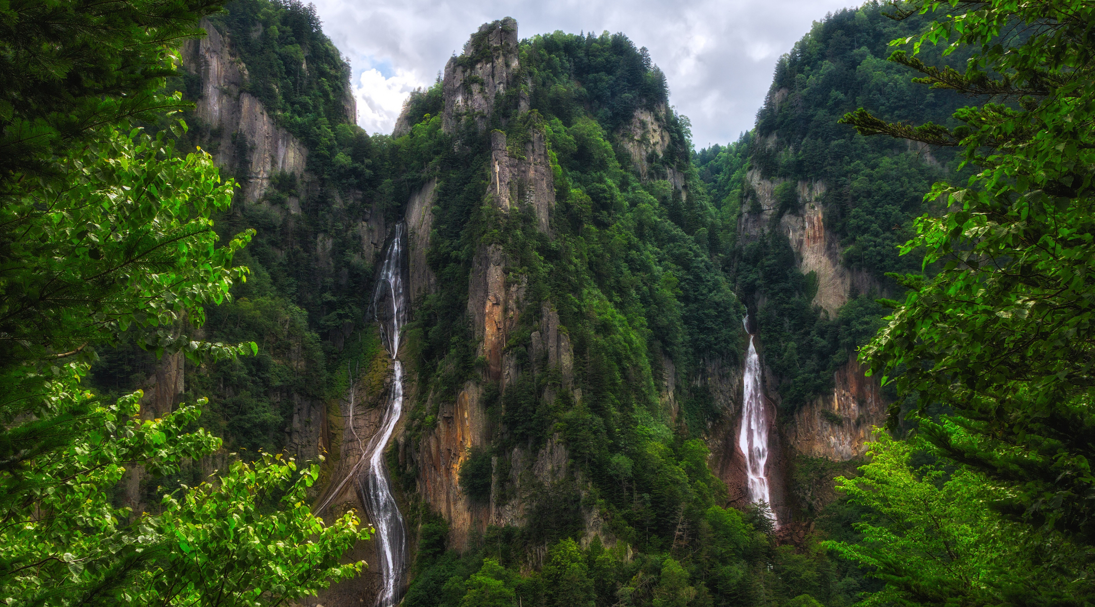 Handy-Wallpaper Wasserfälle, Wasserfall, Wald, Baum, Klippe, Gebirge, Erde/natur kostenlos herunterladen.