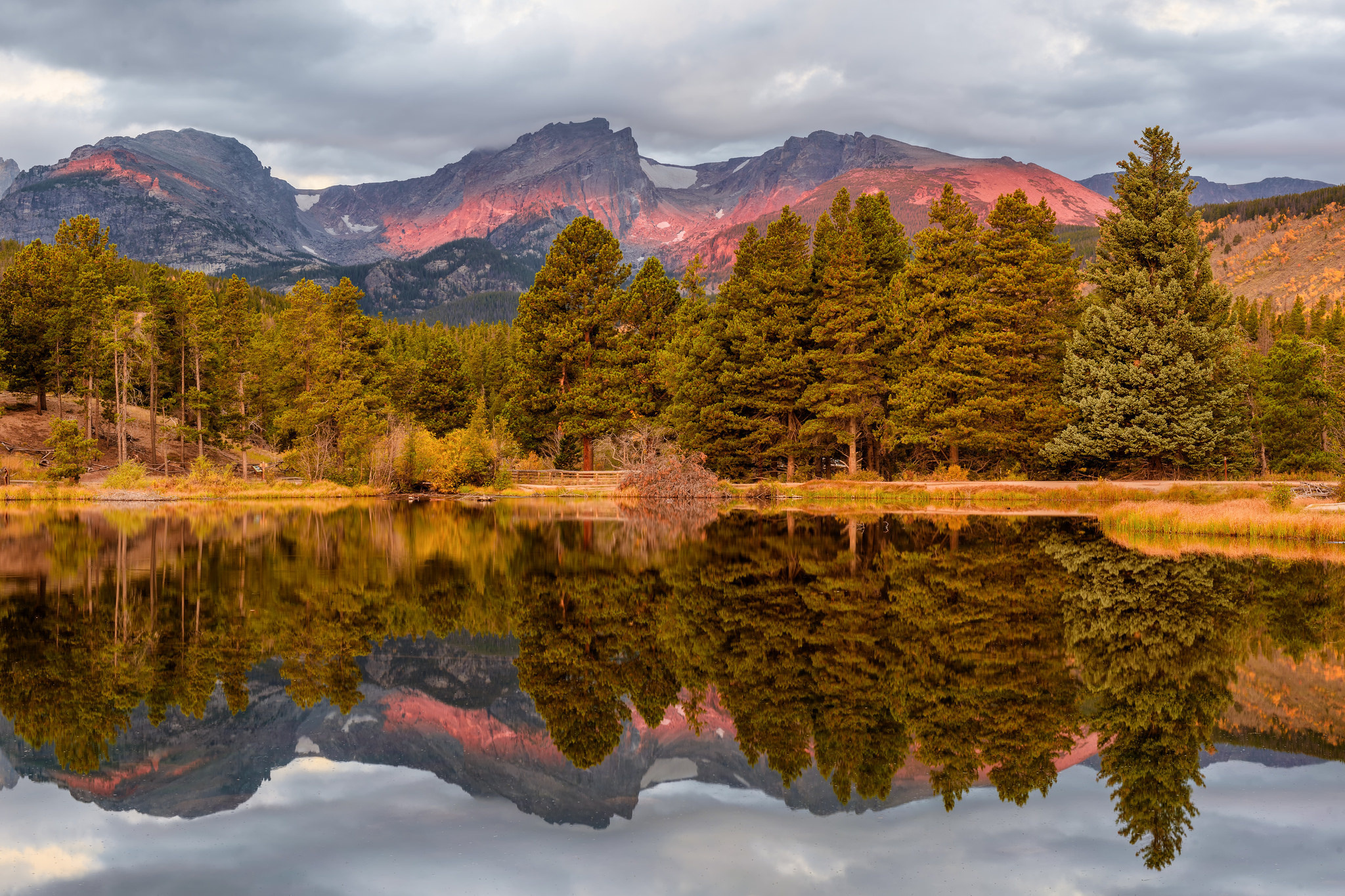 Скачать картинку Национальный Парк, Колорадо, Отражение, Природа, Деревья, Сша, Осень в телефон бесплатно.