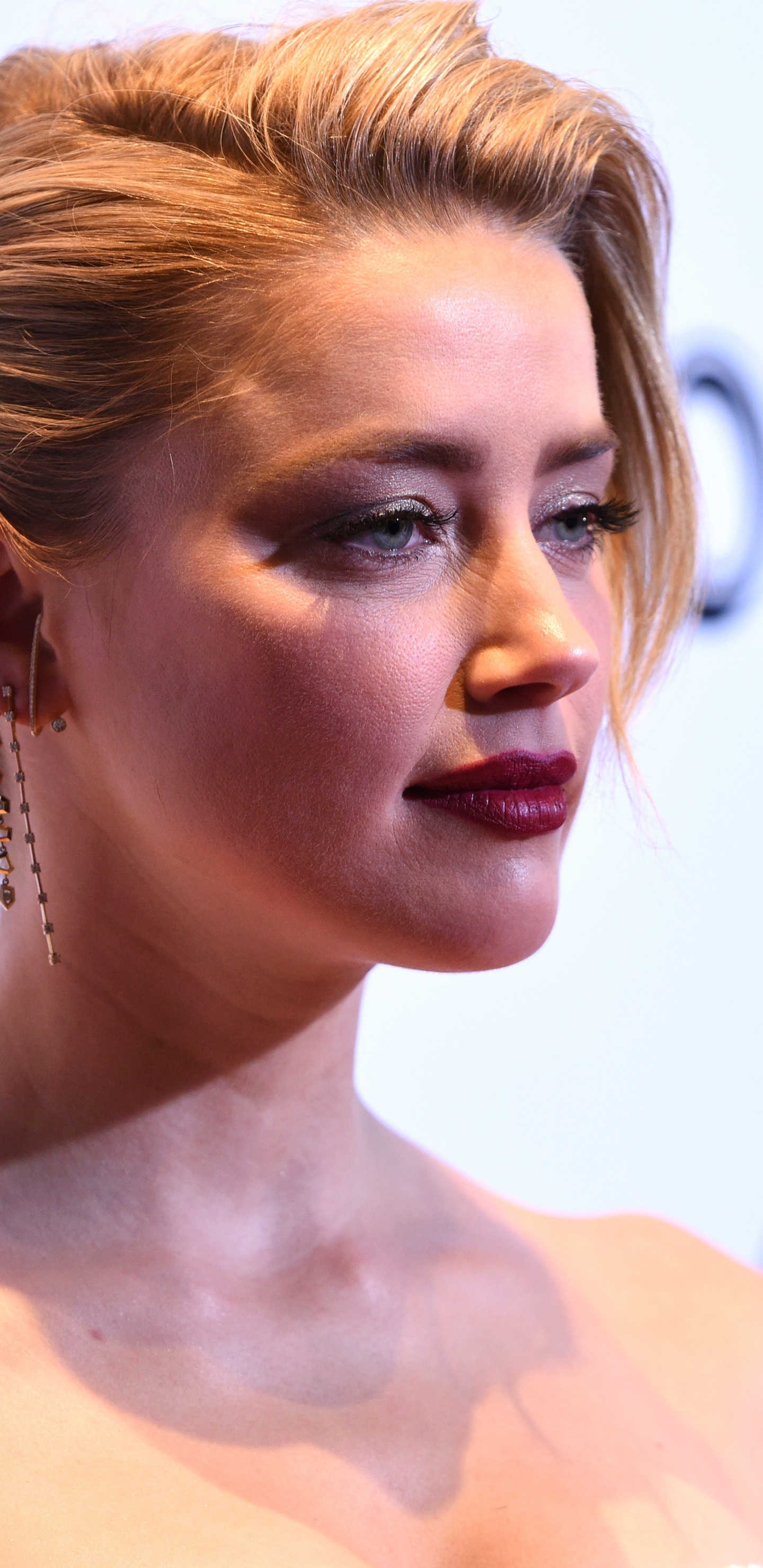 Download mobile wallpaper Blonde, Face, Blue Eyes, American, Celebrity, Actress, Lipstick, Amber Heard for free.