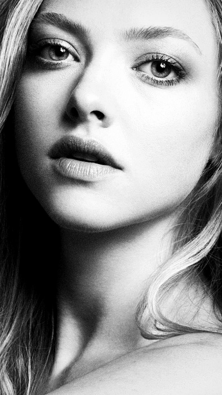 Download mobile wallpaper Vintage, Portrait, Face, Celebrity, Black & White, Amanda Seyfried for free.