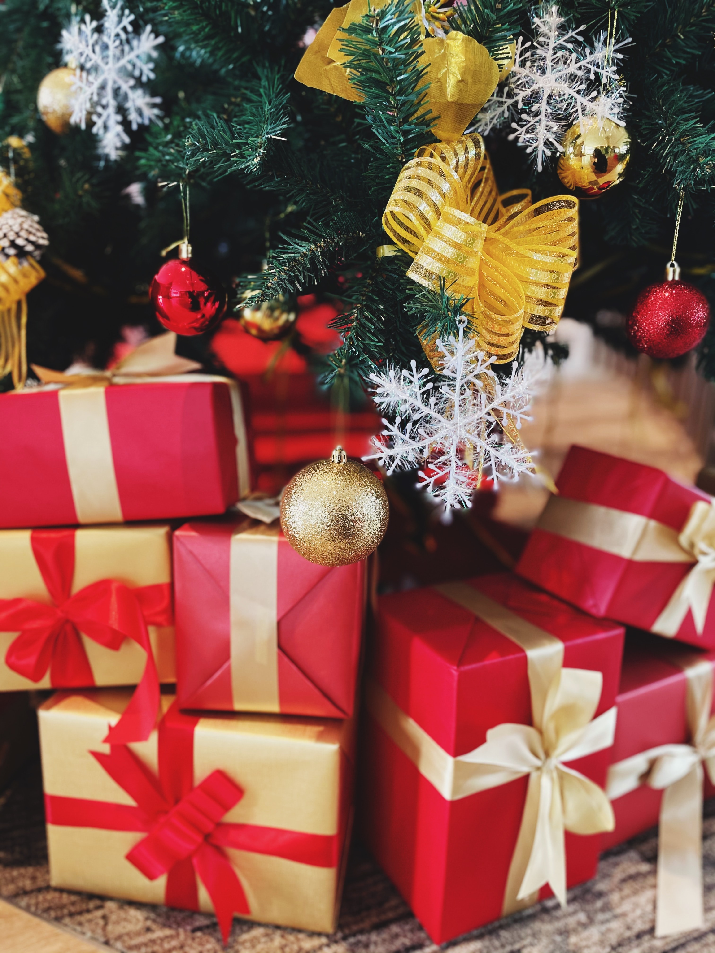 141266 Hintergrundbild herunterladen weihnachtsbaum, die geschenke, weihnachten, feiertage, neujahr, dekoration, boxen, neues jahr, geschenke, kisten - Bildschirmschoner und Bilder kostenlos
