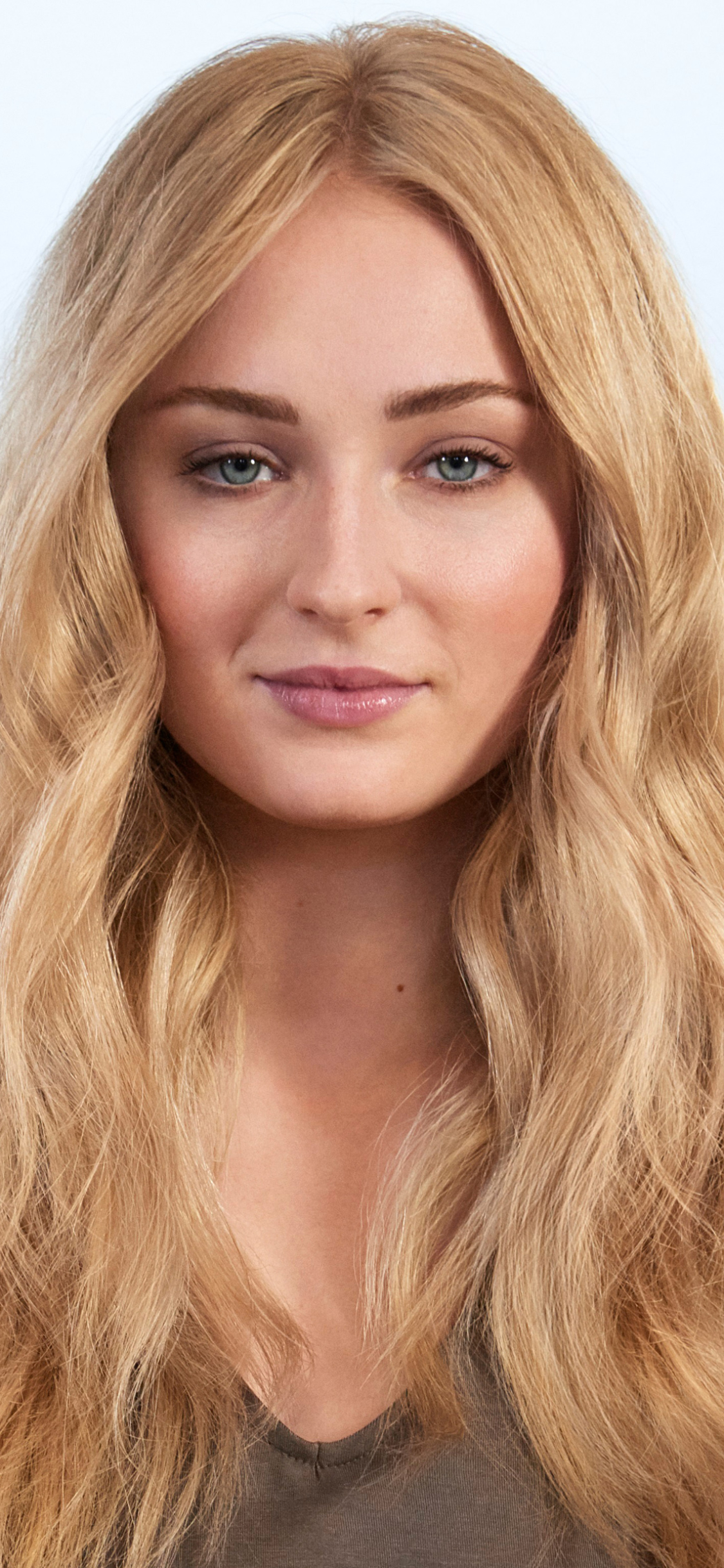 Download mobile wallpaper Blonde, Blue Eyes, Celebrity, Actress, Sophie Turner for free.