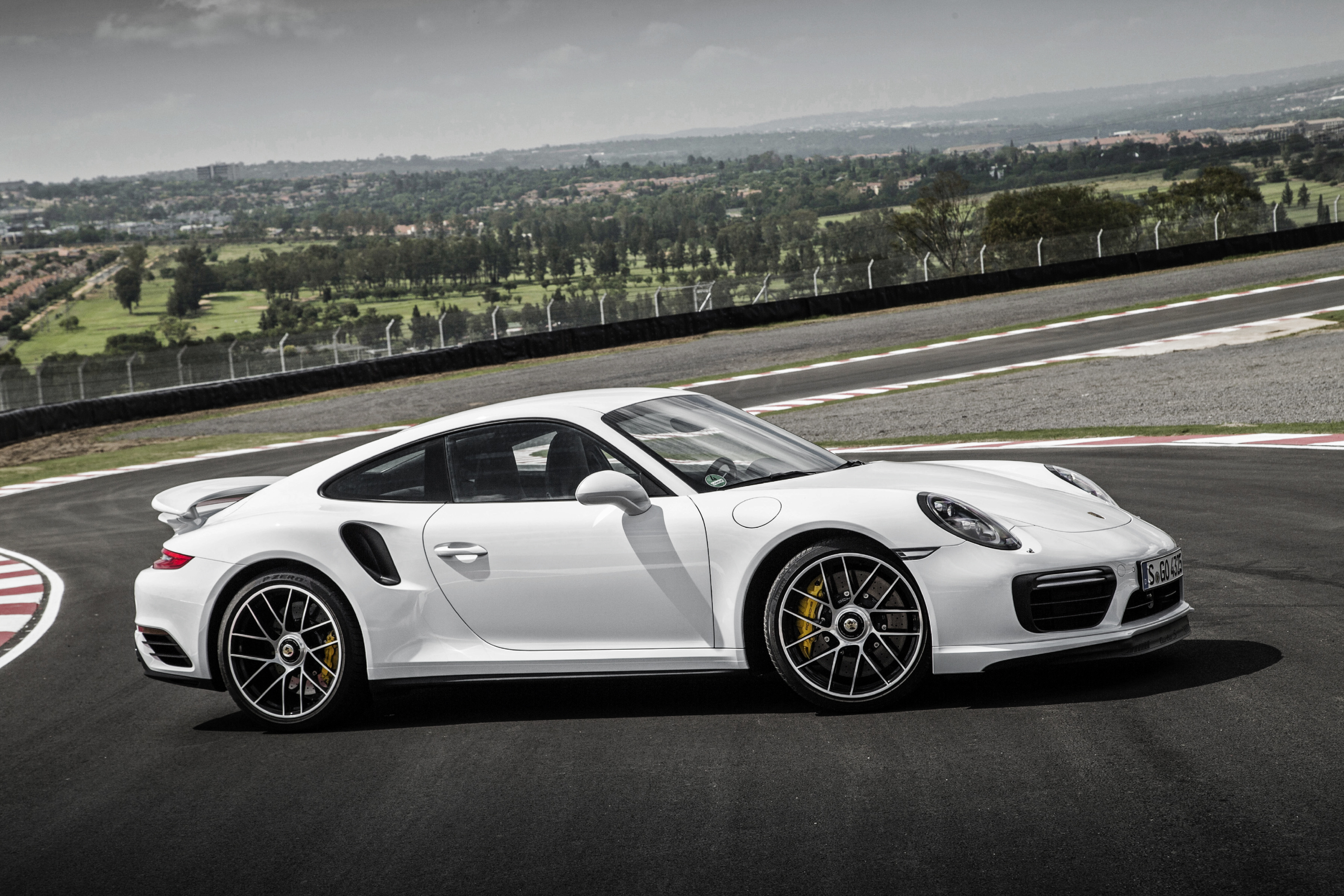 Handy-Wallpaper Auto, Porsche, Porsche 911, Autos, Fahrzeuge, Weißes Auto, Porsche 911 Turbo kostenlos herunterladen.
