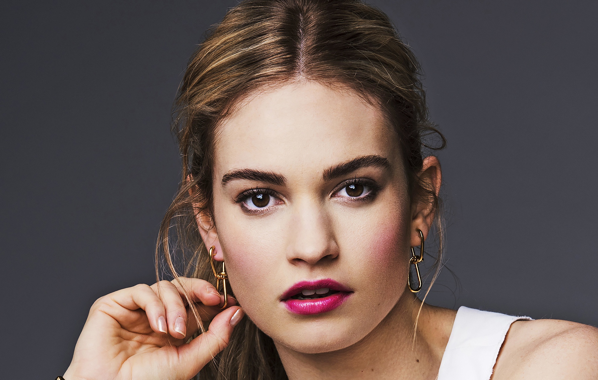 Download mobile wallpaper English, Face, Brunette, Celebrity, Brown Eyes, Actress, Lipstick, Stare, Lily James for free.