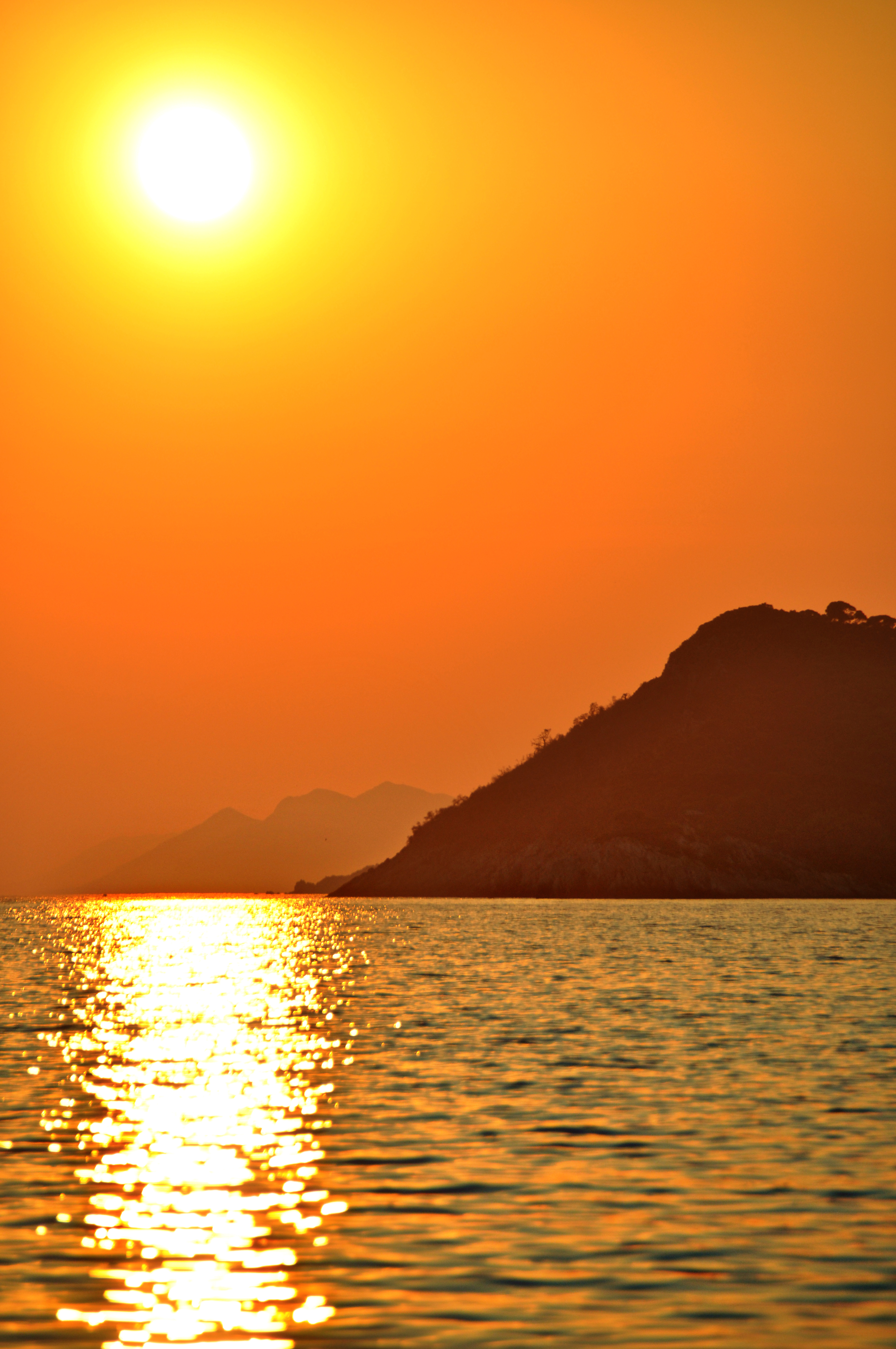 Free download wallpaper Sunset, Mountains, Sea, Sun, Nature, Glare on your PC desktop