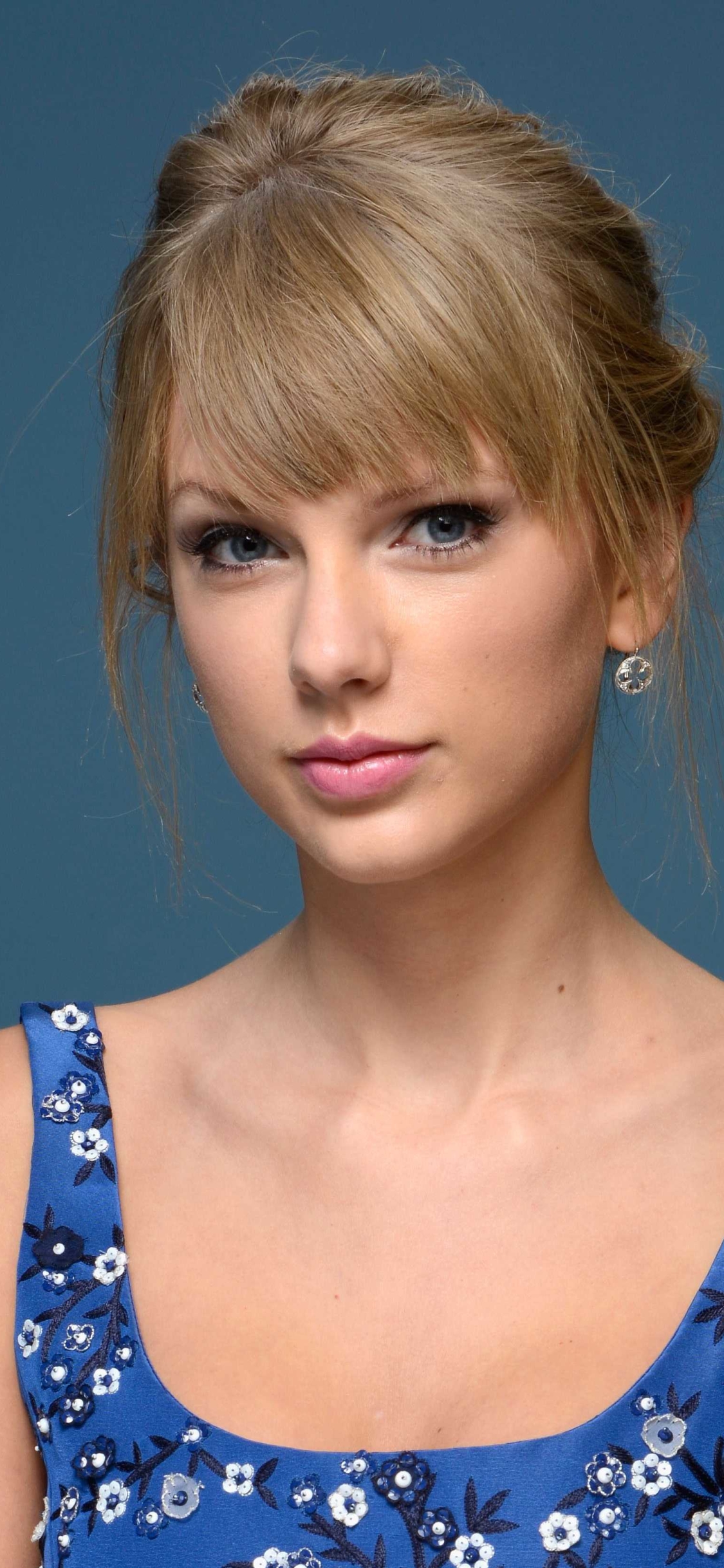 Download mobile wallpaper Music, Singer, Blonde, American, Taylor Swift, Lipstick for free.