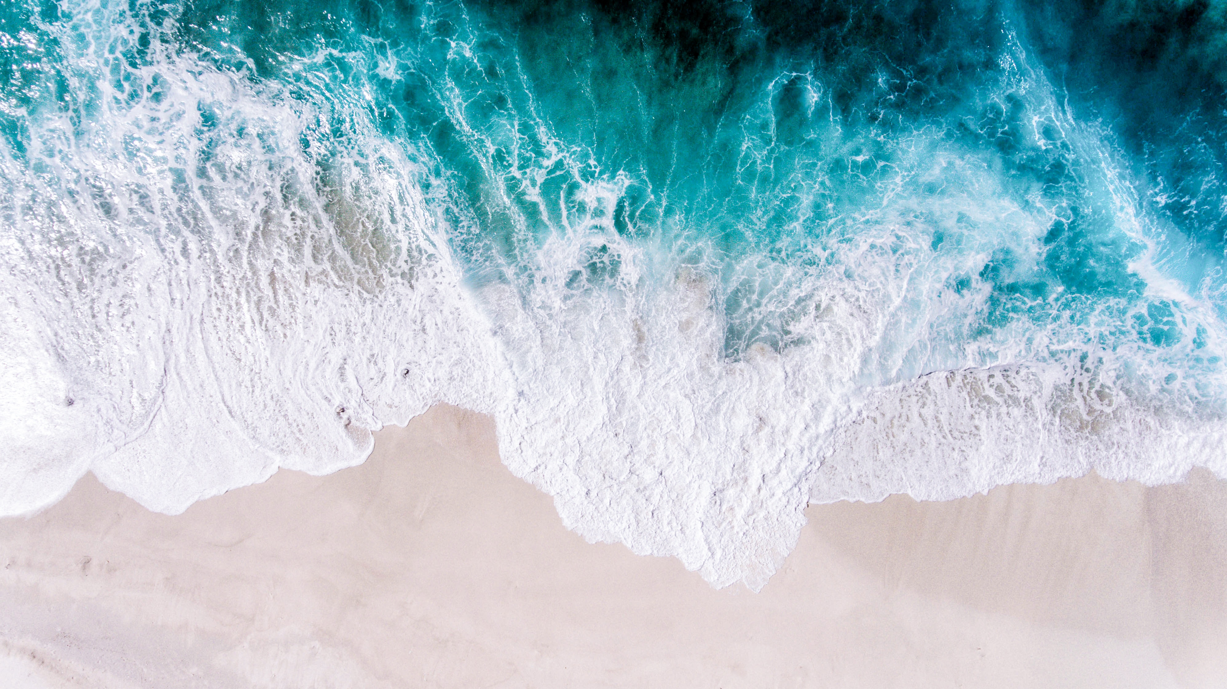 144076 descargar fondo de pantalla océano, ola, arena, naturaleza, vista desde arriba, orilla, banco, oceano, espuma, navegar, surfear, onda: protectores de pantalla e imágenes gratis