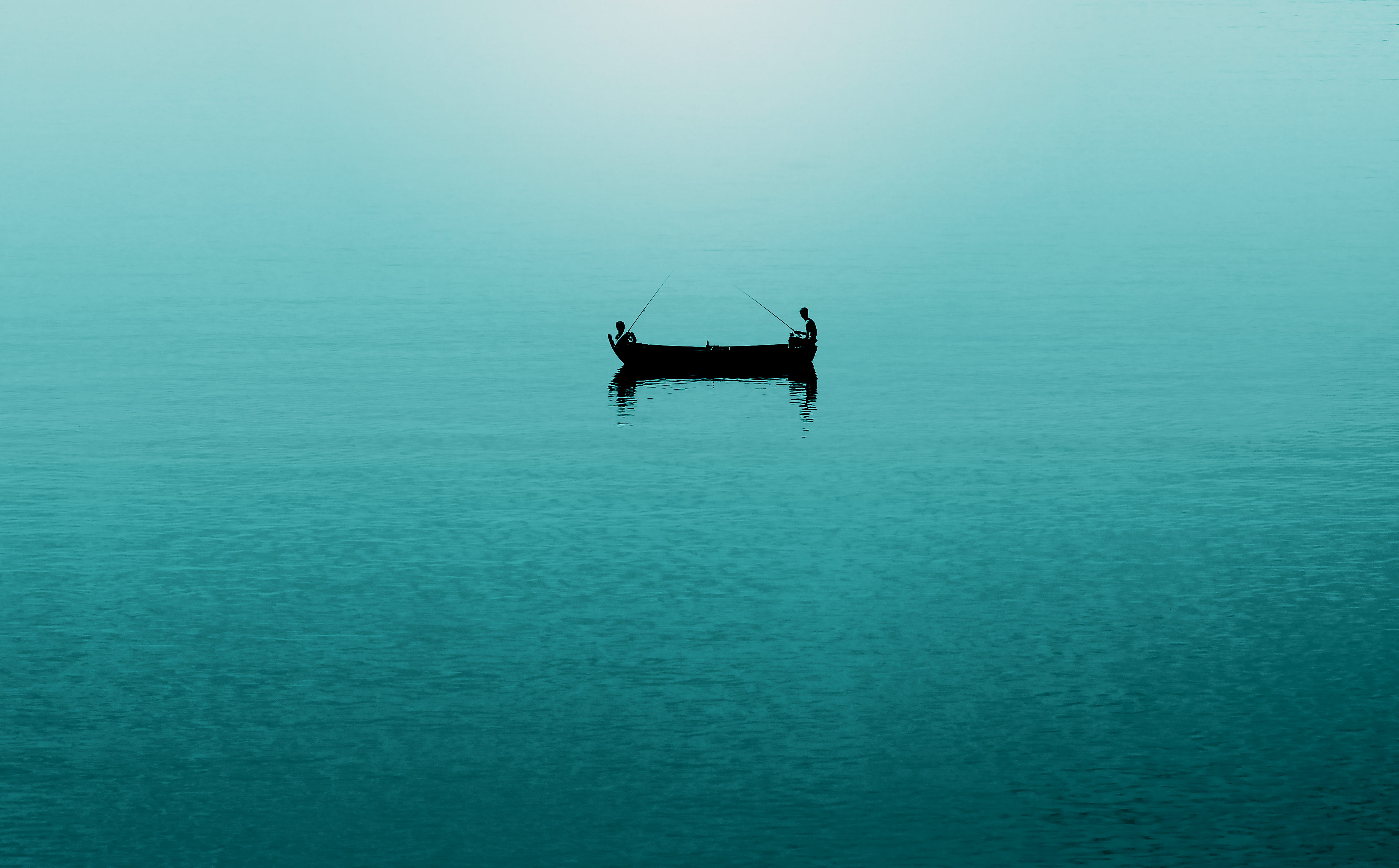840756 скачать картинку фотографии, рыбак, лодка, зеленый, океан, люди, отражение, вода - обои и заставки бесплатно