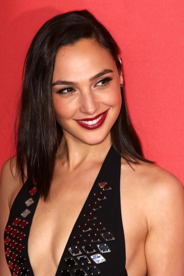 Download mobile wallpaper Smile, Model, Celebrity, Brown Eyes, Black Hair, Actress, Lipstick, Gal Gadot, Israeli for free.