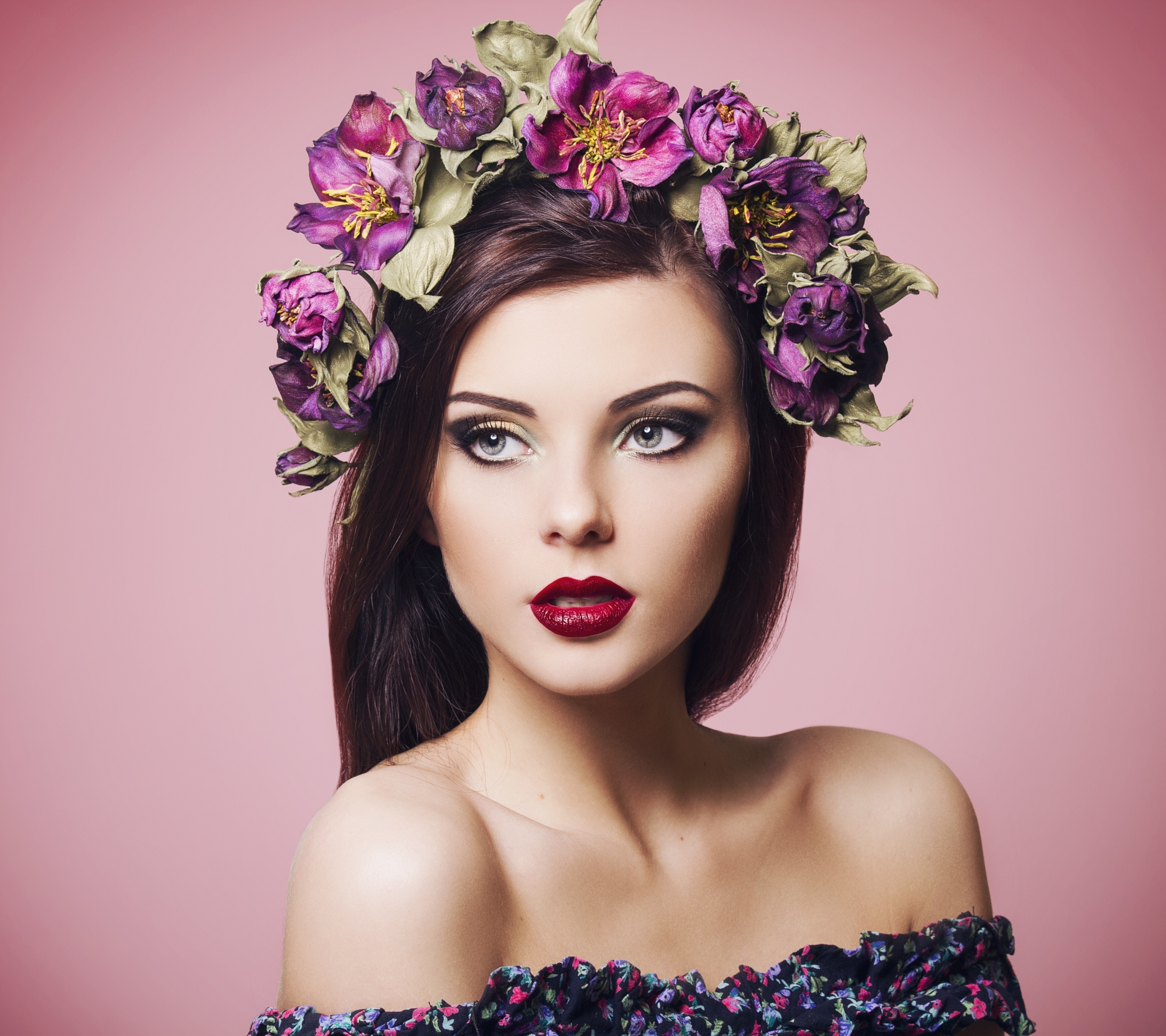Free download wallpaper Flower, Wreath, Brunette, Model, Women, Blue Eyes, Lipstick on your PC desktop