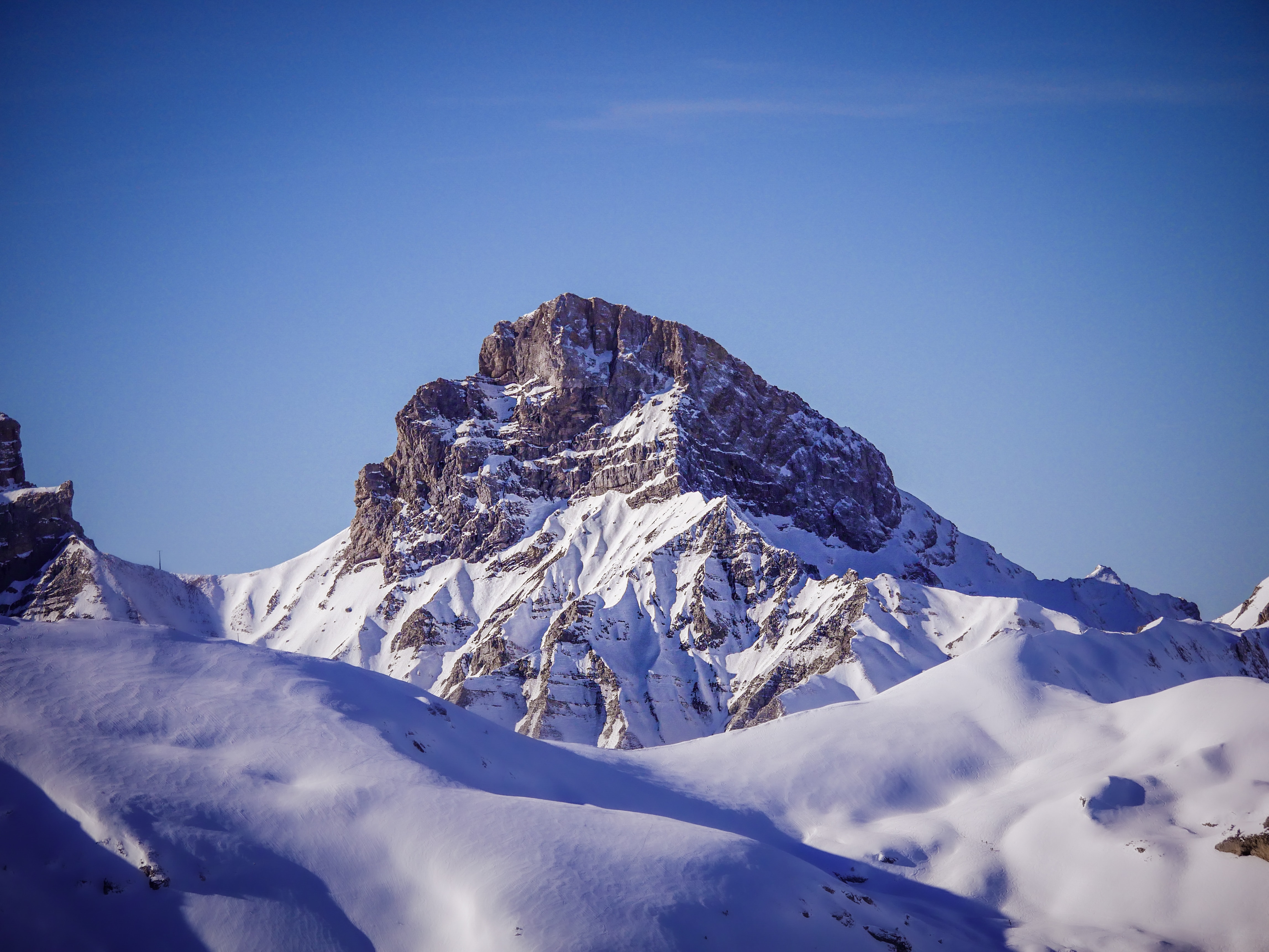 Скачать обои бесплатно Вершина, Снег, Гора, Природа, Зима, Пейзаж картинка на рабочий стол ПК