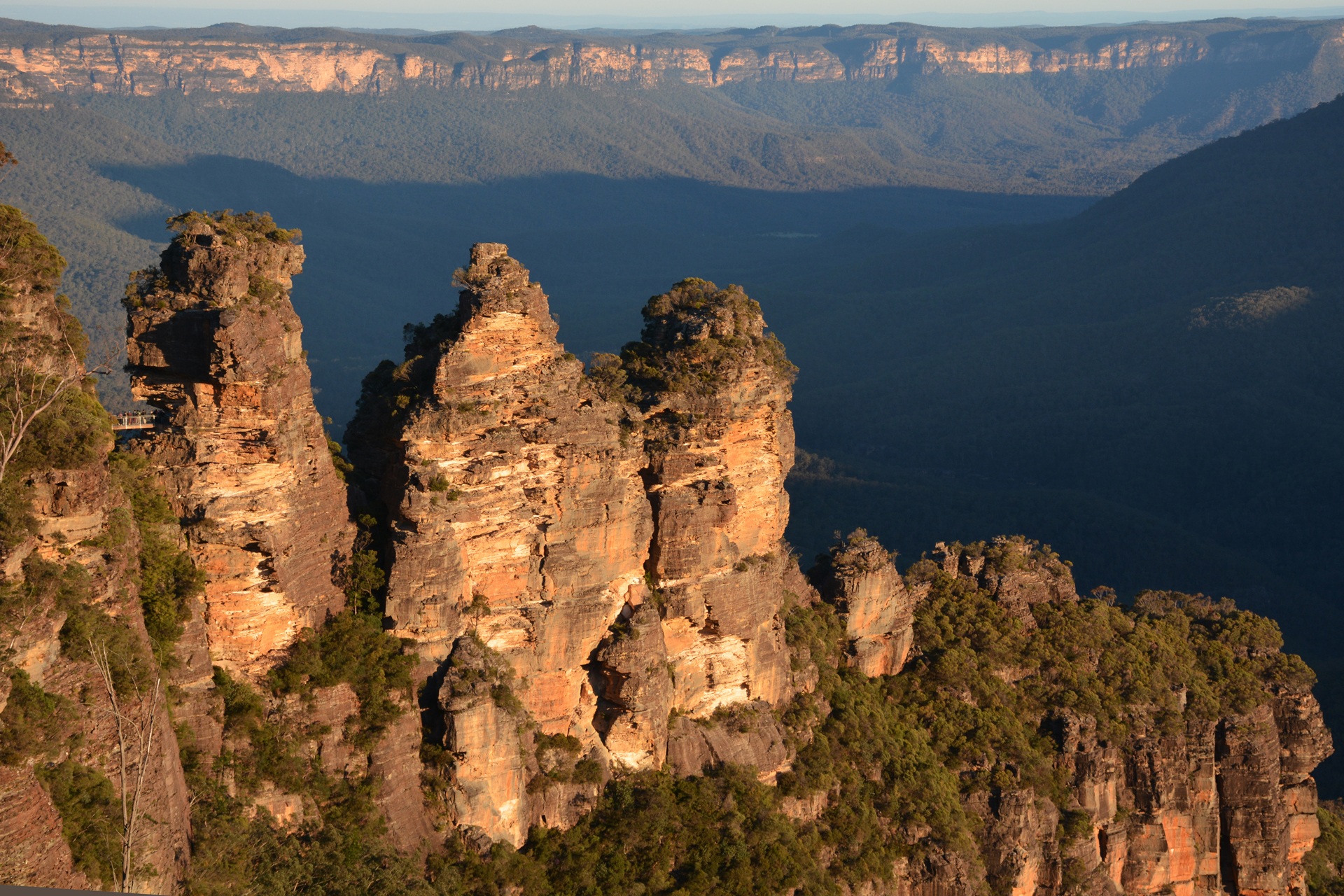807159 Hintergrundbild herunterladen erde/natur, drei schwestern, australien, blaue berge, klippe, katoomba, landschaft, natur, drei schwestern (australien) - Bildschirmschoner und Bilder kostenlos