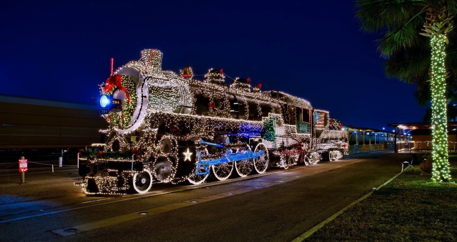 873391 Bild herunterladen lokomotive, weihnachten, weihnachtsbeleuchtung, fahrzeuge, lichter, nacht - Hintergrundbilder und Bildschirmschoner kostenlos
