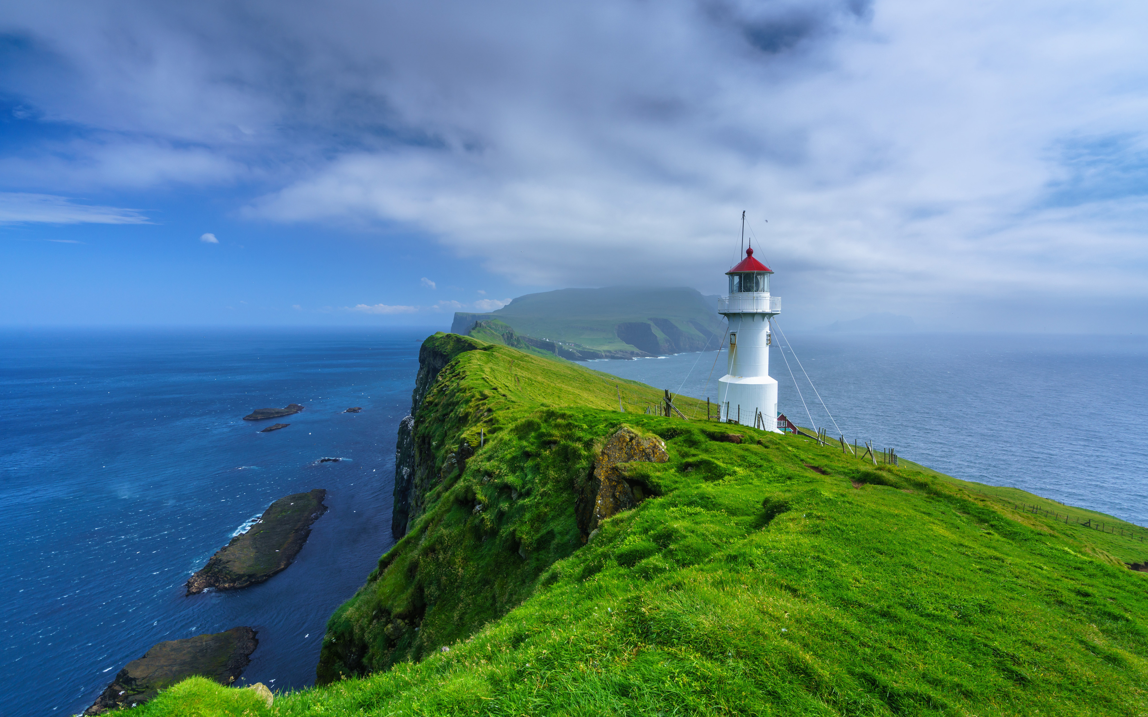 986647 завантажити картинку фарерські острови, зелень, створено людиною, маяк, скеля - шпалери і заставки безкоштовно