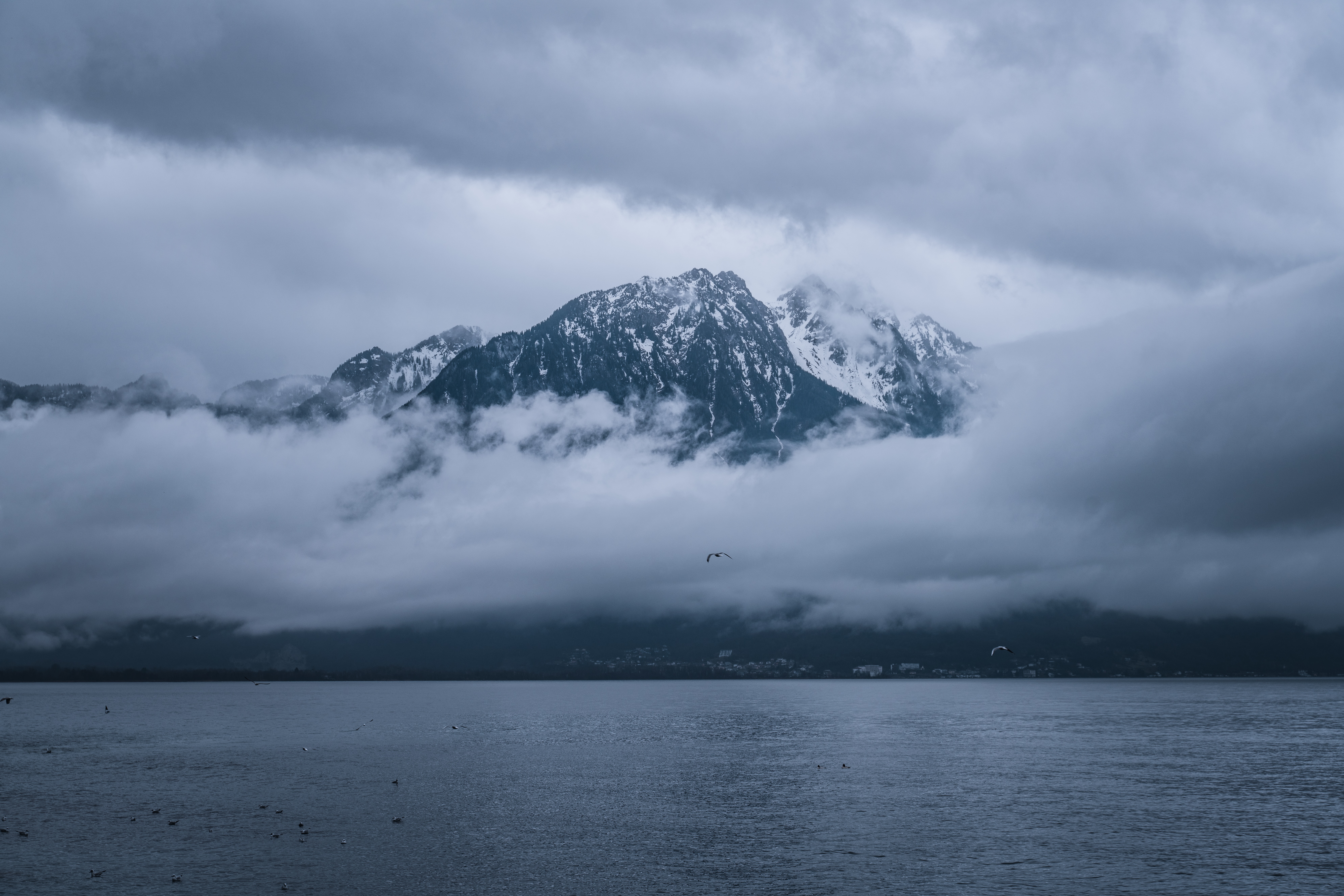 Laden Sie das Mountains, Clouds, Bank, Natur, See, Ufer-Bild kostenlos auf Ihren PC-Desktop herunter