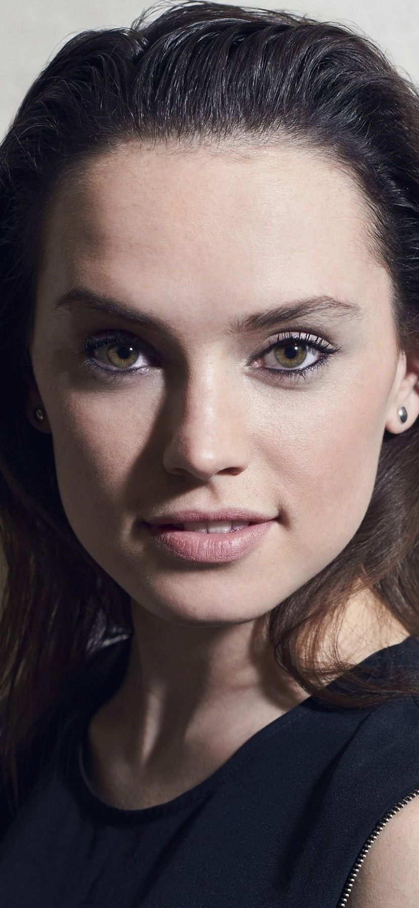 Download mobile wallpaper Face, British, Green Eyes, Celebrity, Black Hair, Actress, Daisy Ridley for free.