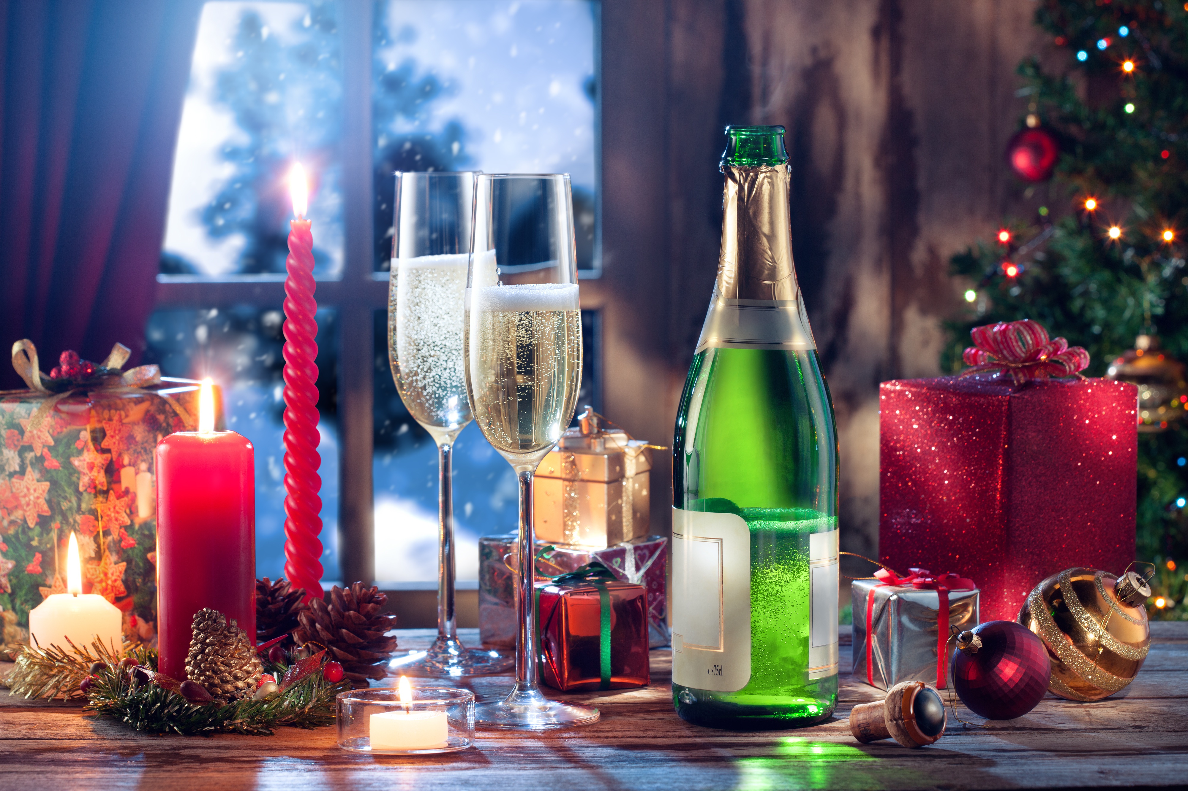 Laden Sie das Feiertage, Neujahr, Geschenk, Kerze, Feier, Flasche-Bild kostenlos auf Ihren PC-Desktop herunter