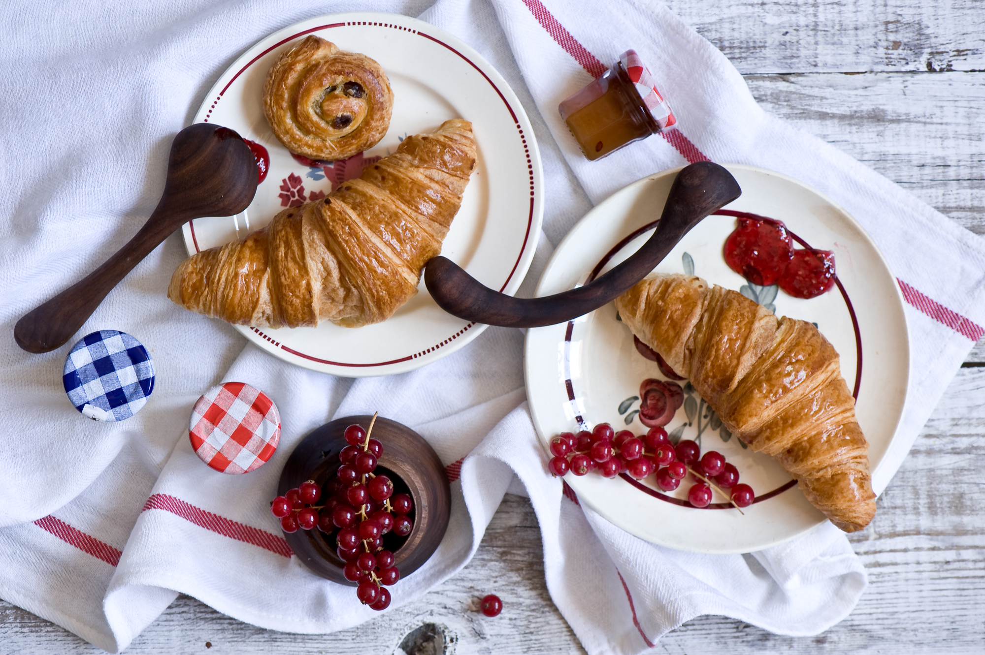 Download mobile wallpaper Food, Still Life, Sweets, Breakfast, Croissant, Currants for free.