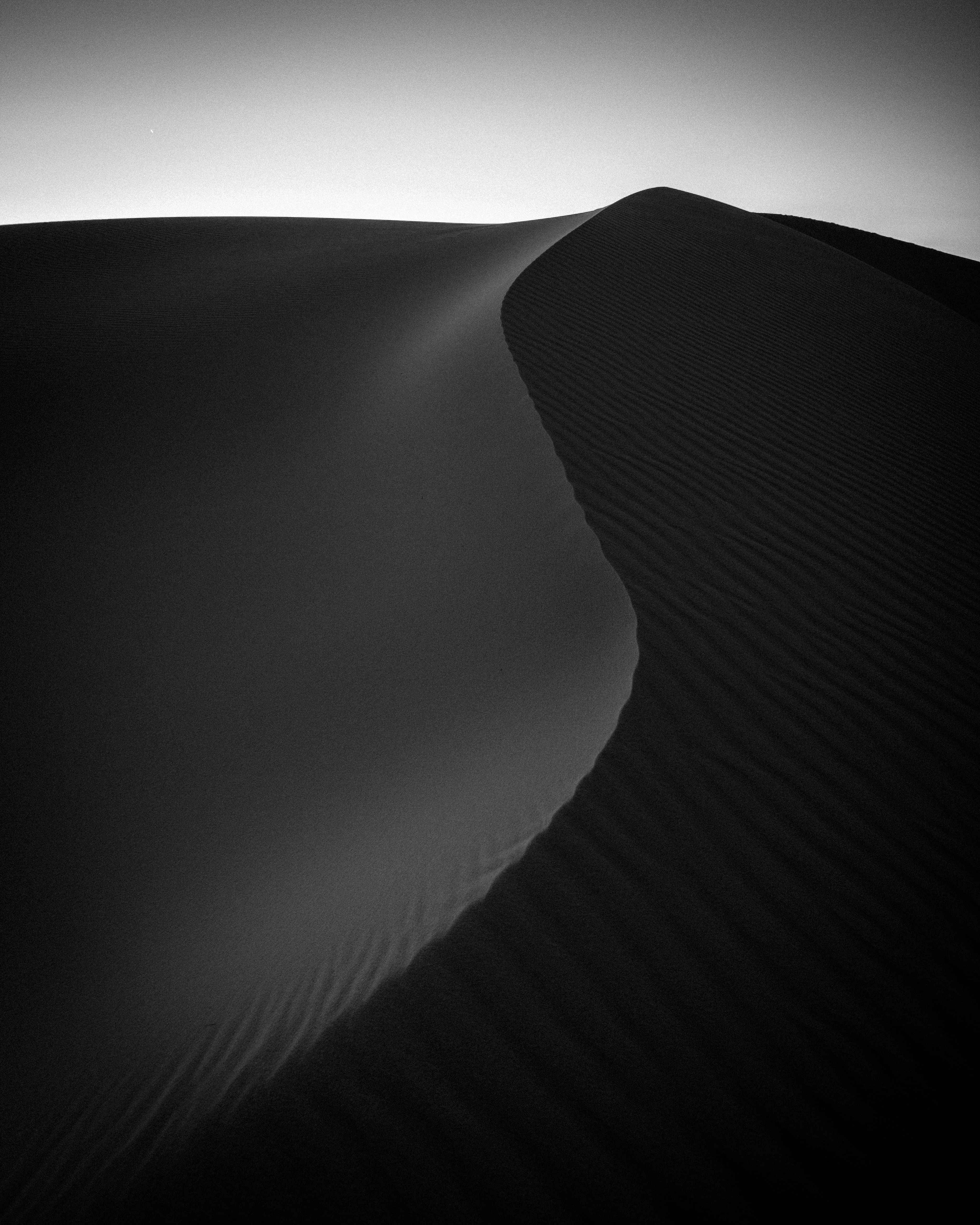 79867 скачать картинку минимализм, песок, пустыня, чб, дюны - обои и заставки бесплатно