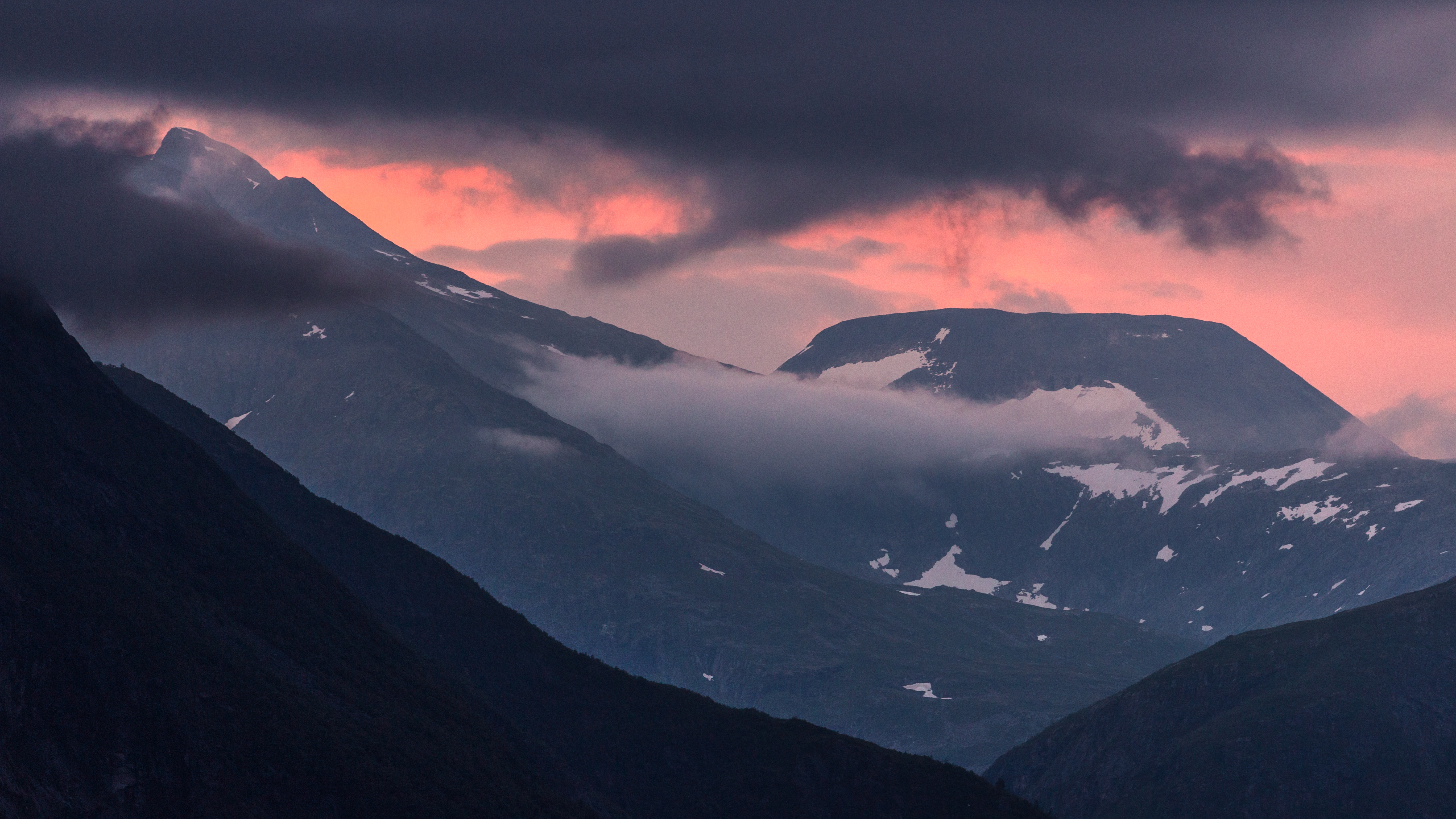 Скачать картинку Облака, Снег, Горы, Вершины, Норвегия, Природа в телефон бесплатно.