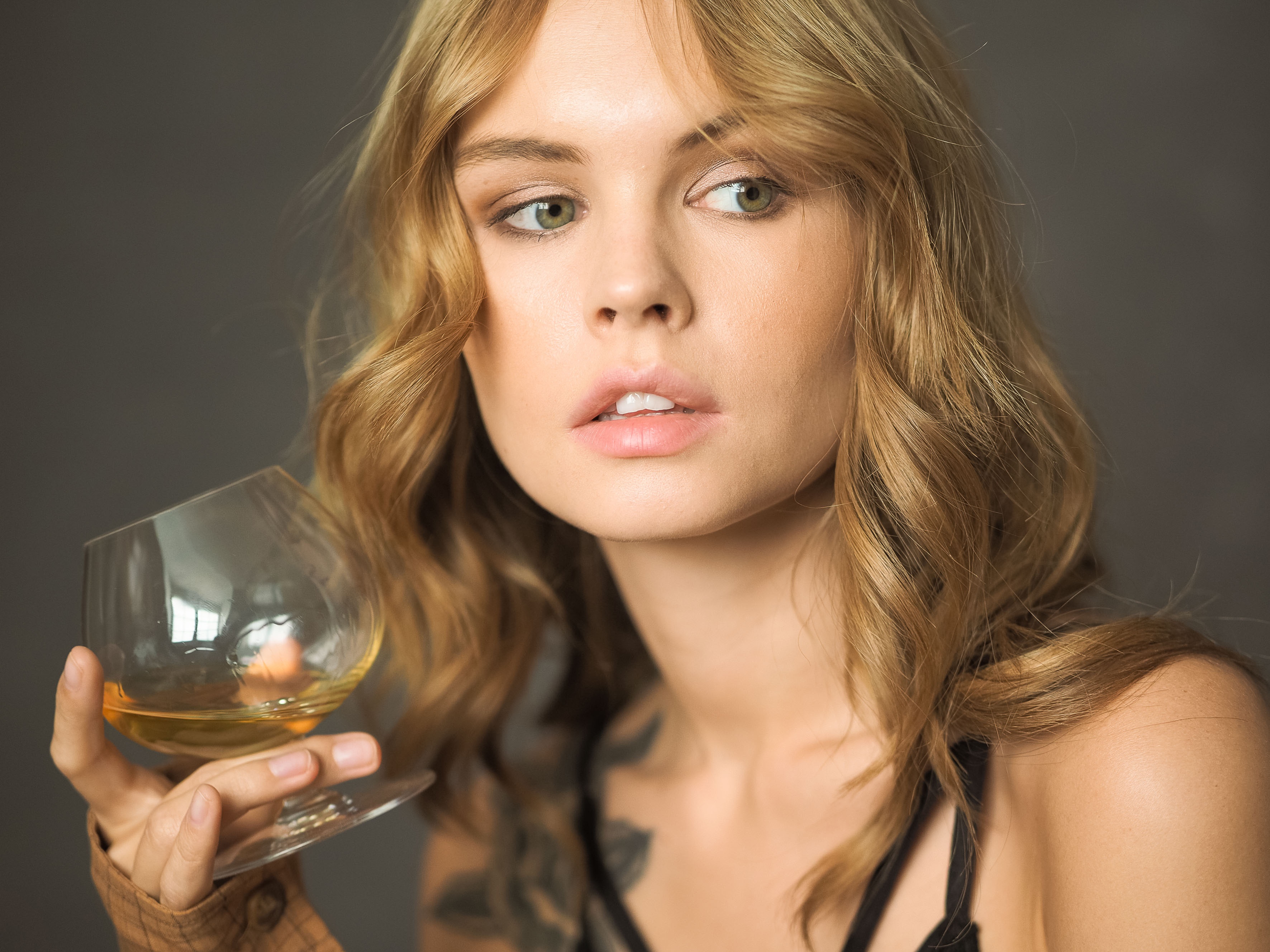 Download mobile wallpaper Glass, Blonde, Face, Model, Women, Anastasiya Scheglova for free.