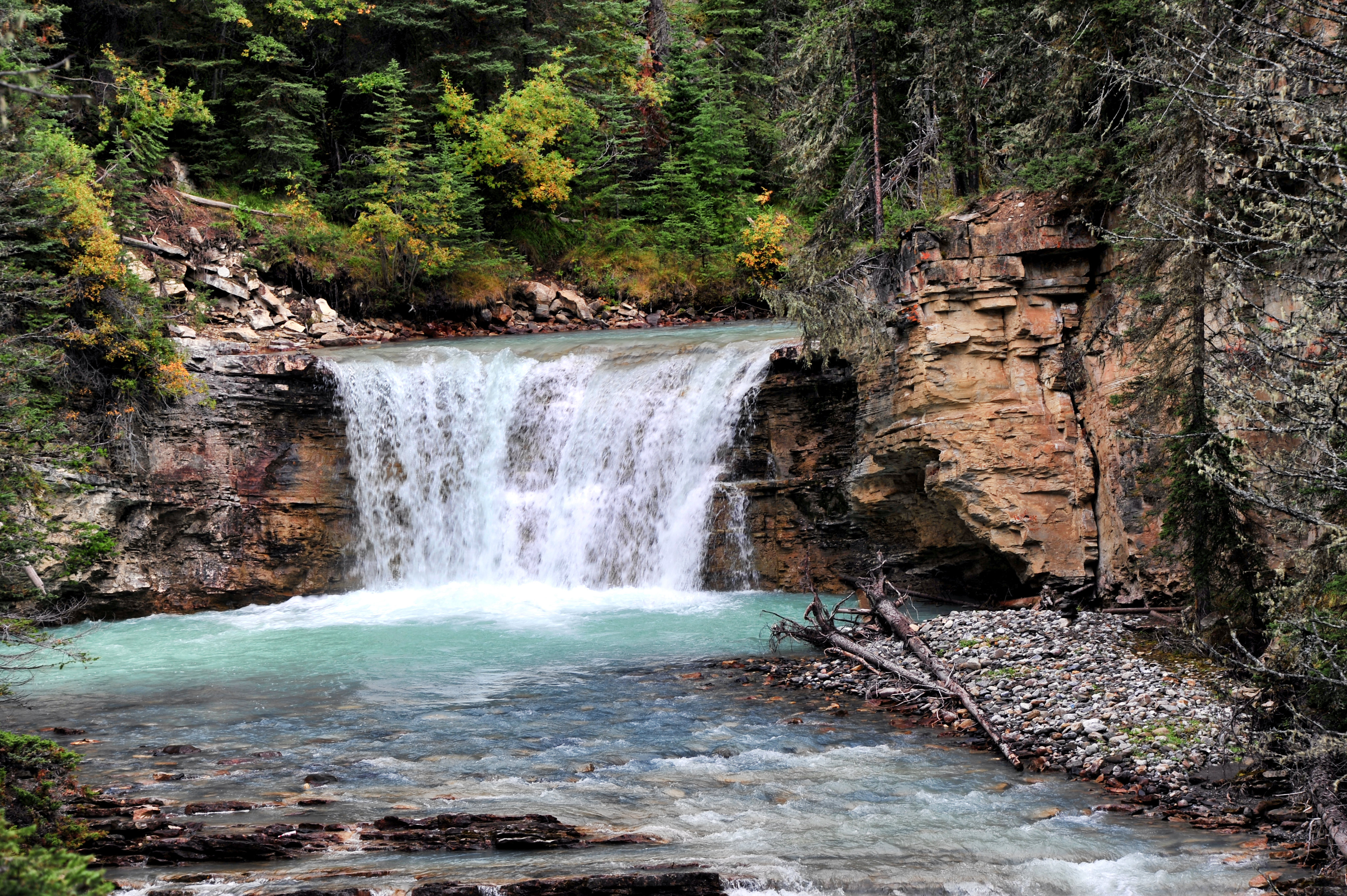 Laden Sie das Wasserfall, Natur, Bäume, Bush, Felsen, Fließen, Stream, Die Steine-Bild kostenlos auf Ihren PC-Desktop herunter