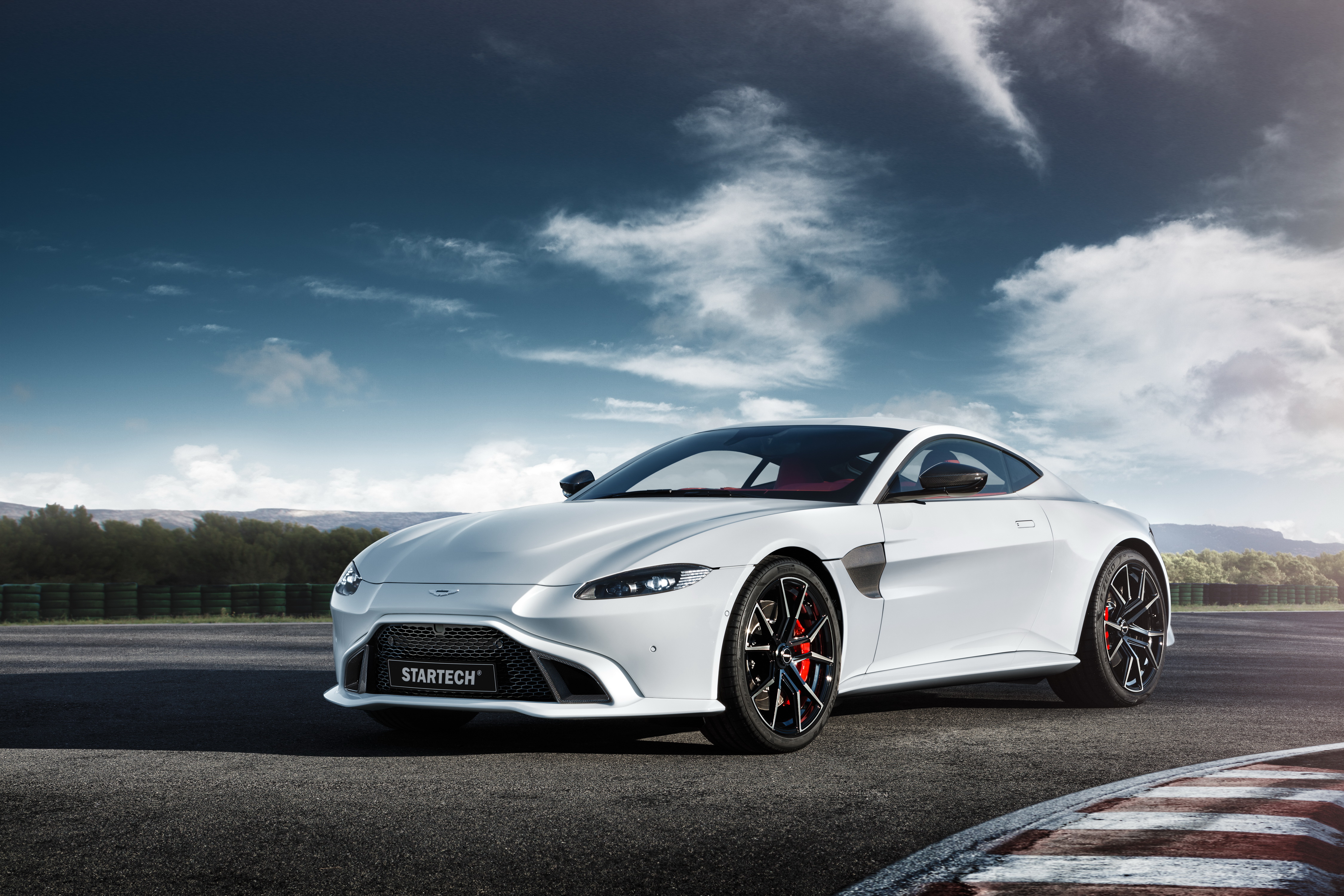 Baixe gratuitamente a imagem Aston Martin, Carro, Super Carro, Veículos, Carro Branco, Vantagem Aston Martin na área de trabalho do seu PC