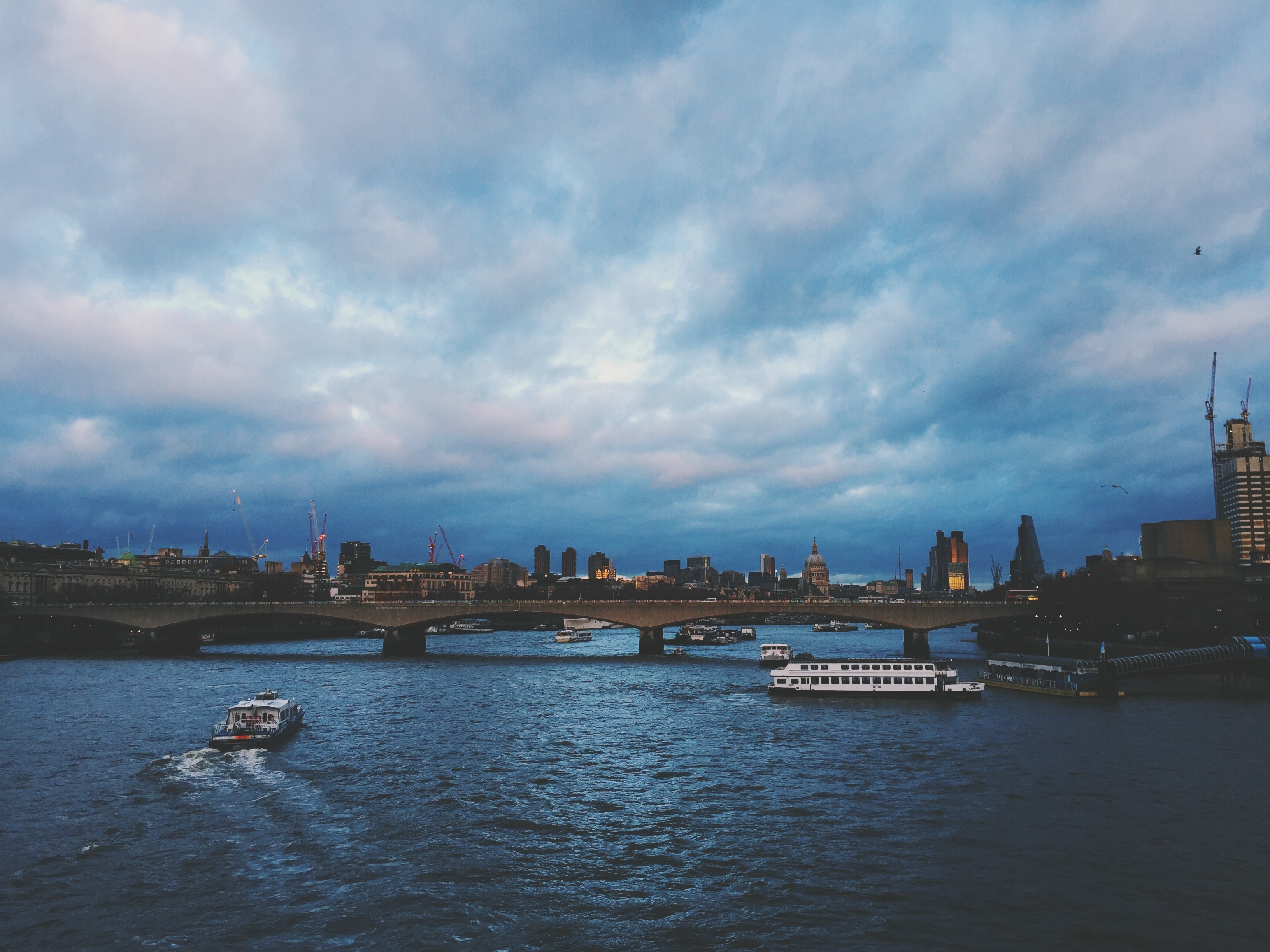 Скачать картинку Города, Река, Облака, Лондон, Город, Мост, Лодка, Сделано Человеком в телефон бесплатно.
