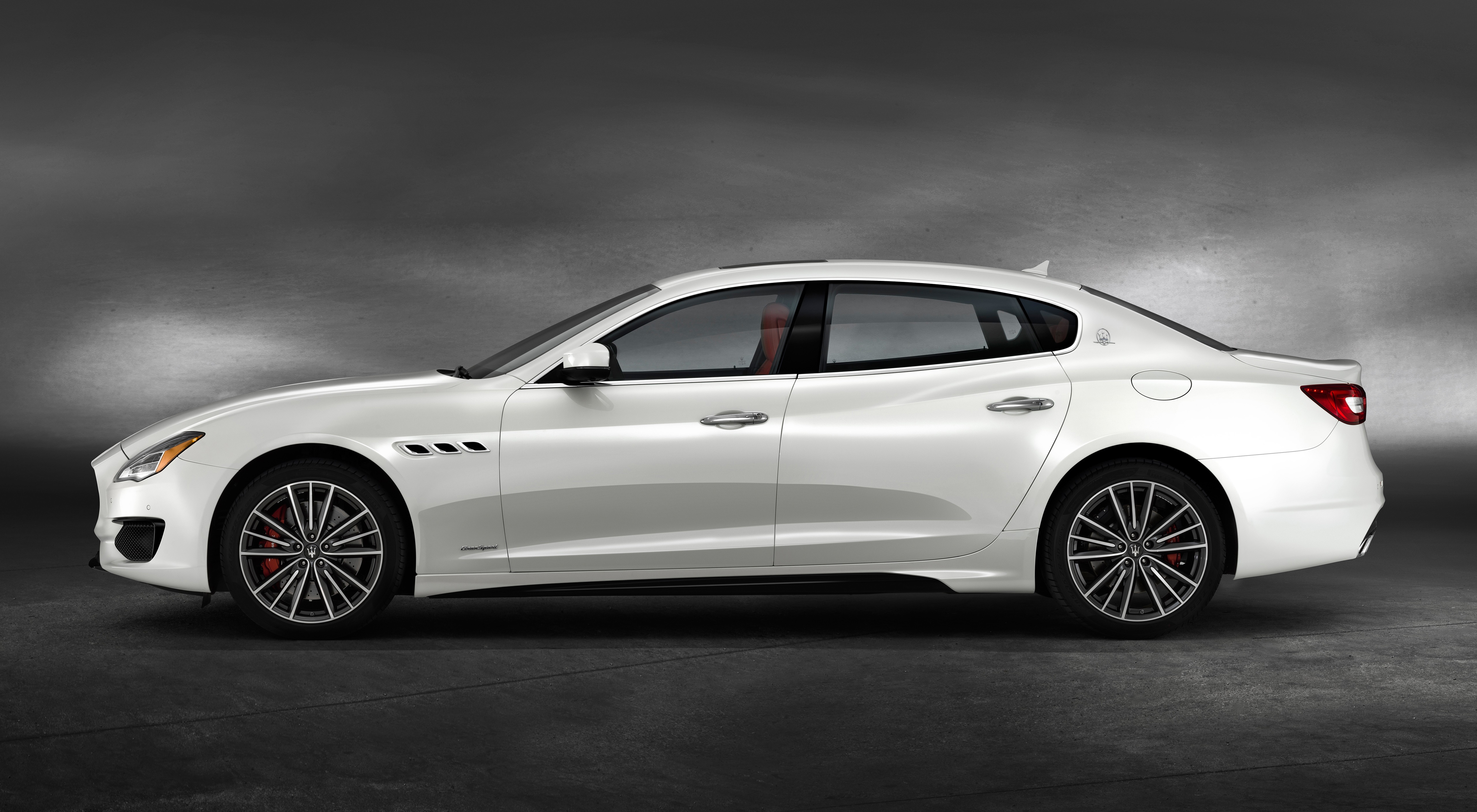 Download mobile wallpaper Maserati, Car, Maserati Quattroporte, Vehicles, White Car for free.