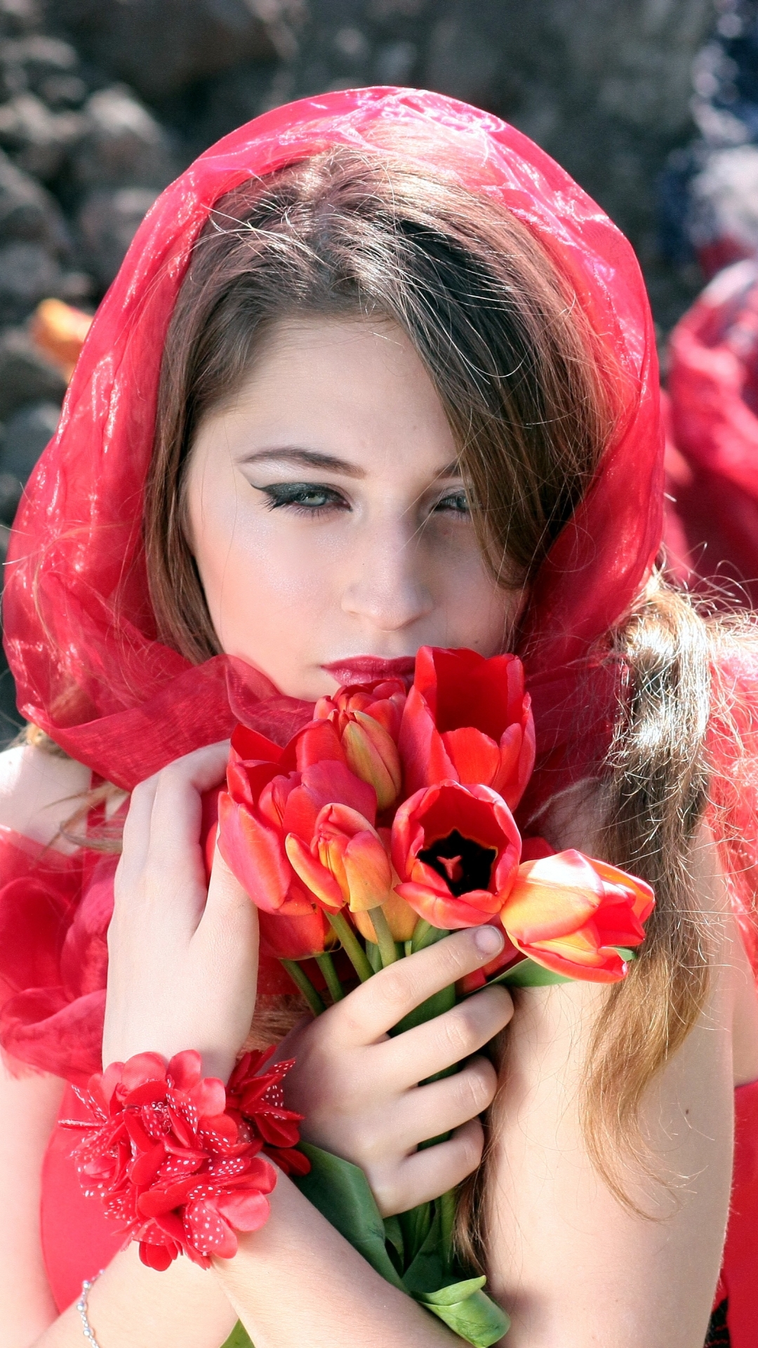 Descarga gratuita de fondo de pantalla para móvil de Flor, Tulipán, Modelo, Mujeres, Bufanda, Pelo Largo.