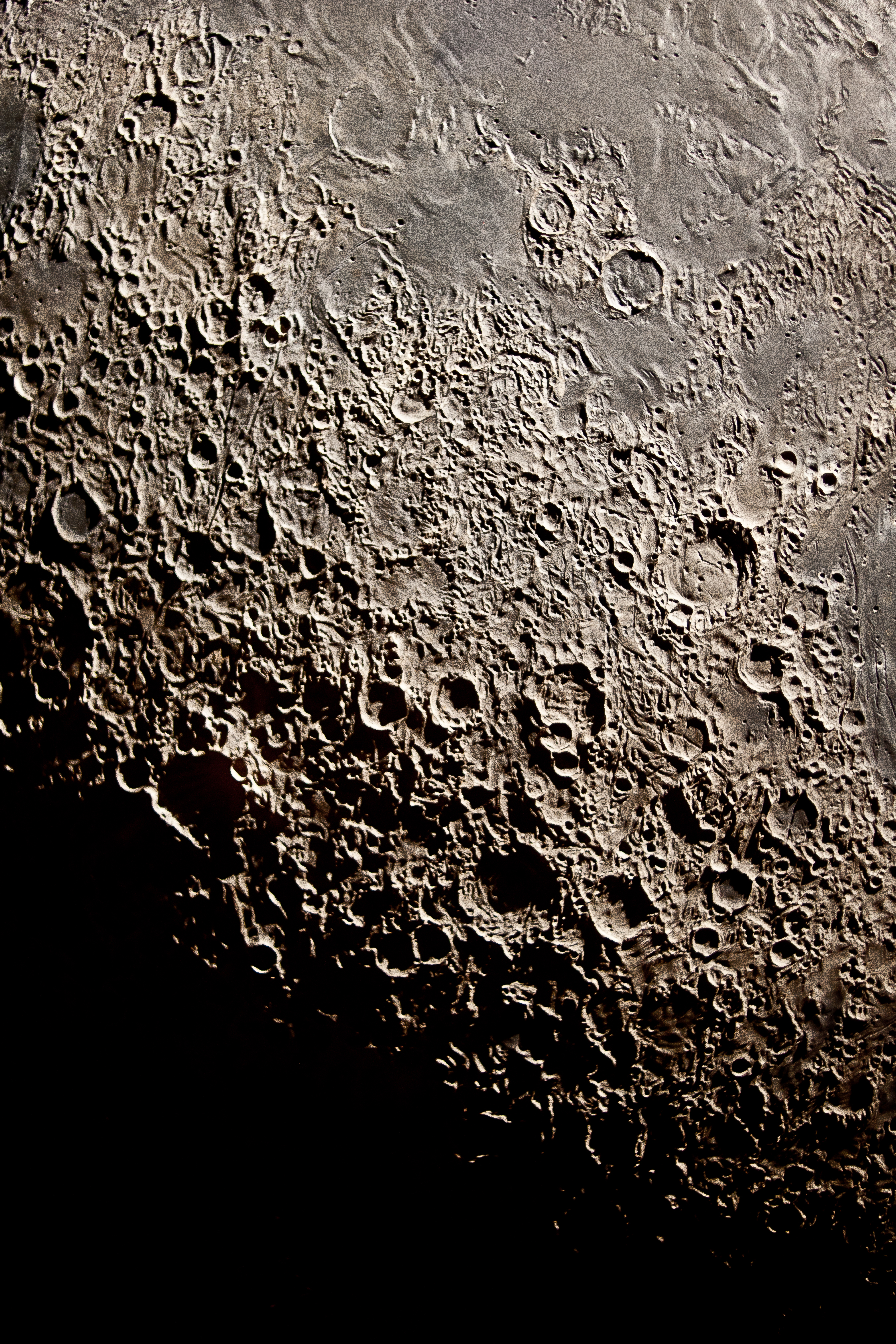148058 скачать обои рельеф, темный, кратеры, космос, луна - заставки и картинки бесплатно