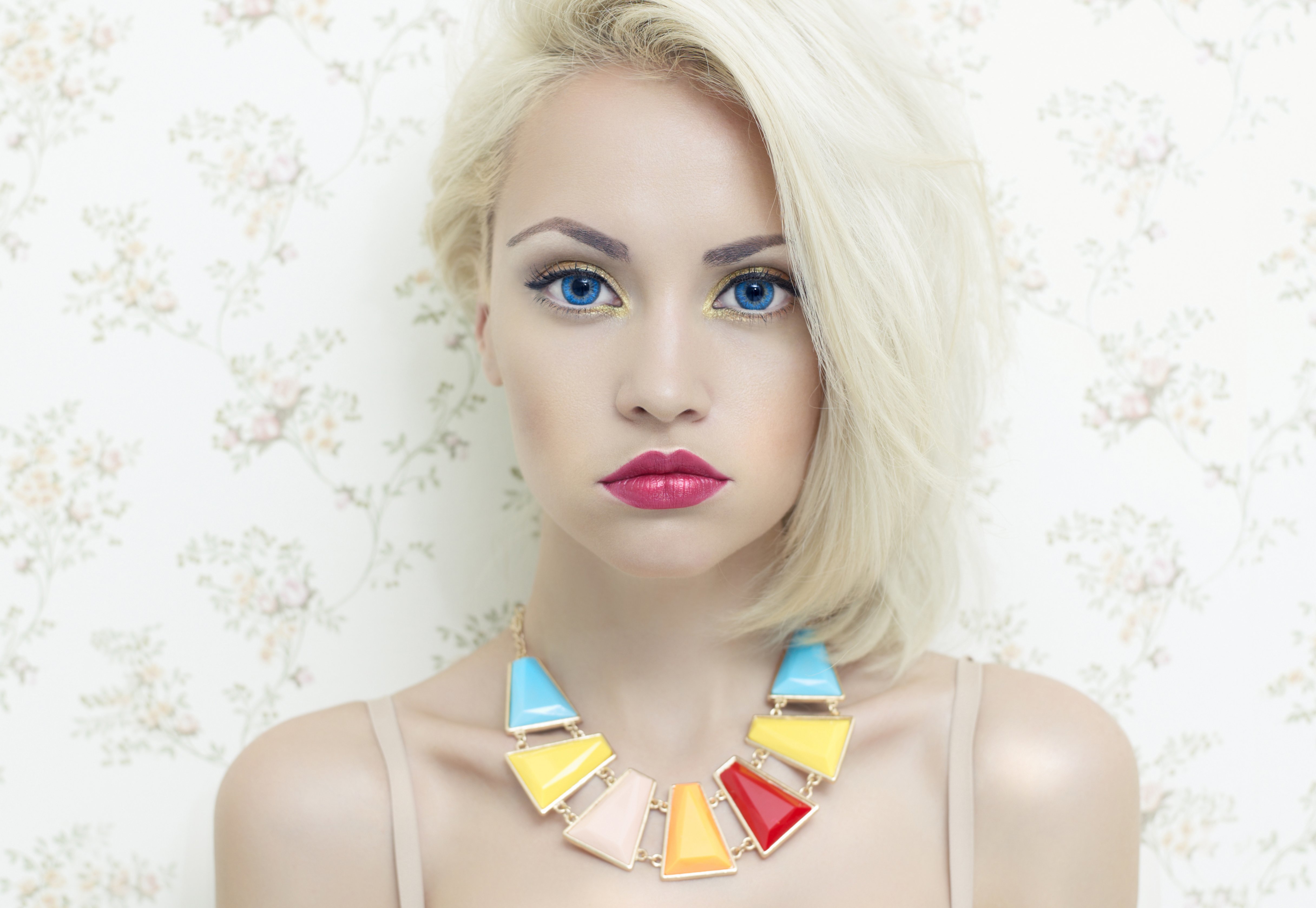 Free download wallpaper Jewelry, Colors, Blonde, Face, Women, Blue Eyes, Necklace, Lipstick on your PC desktop