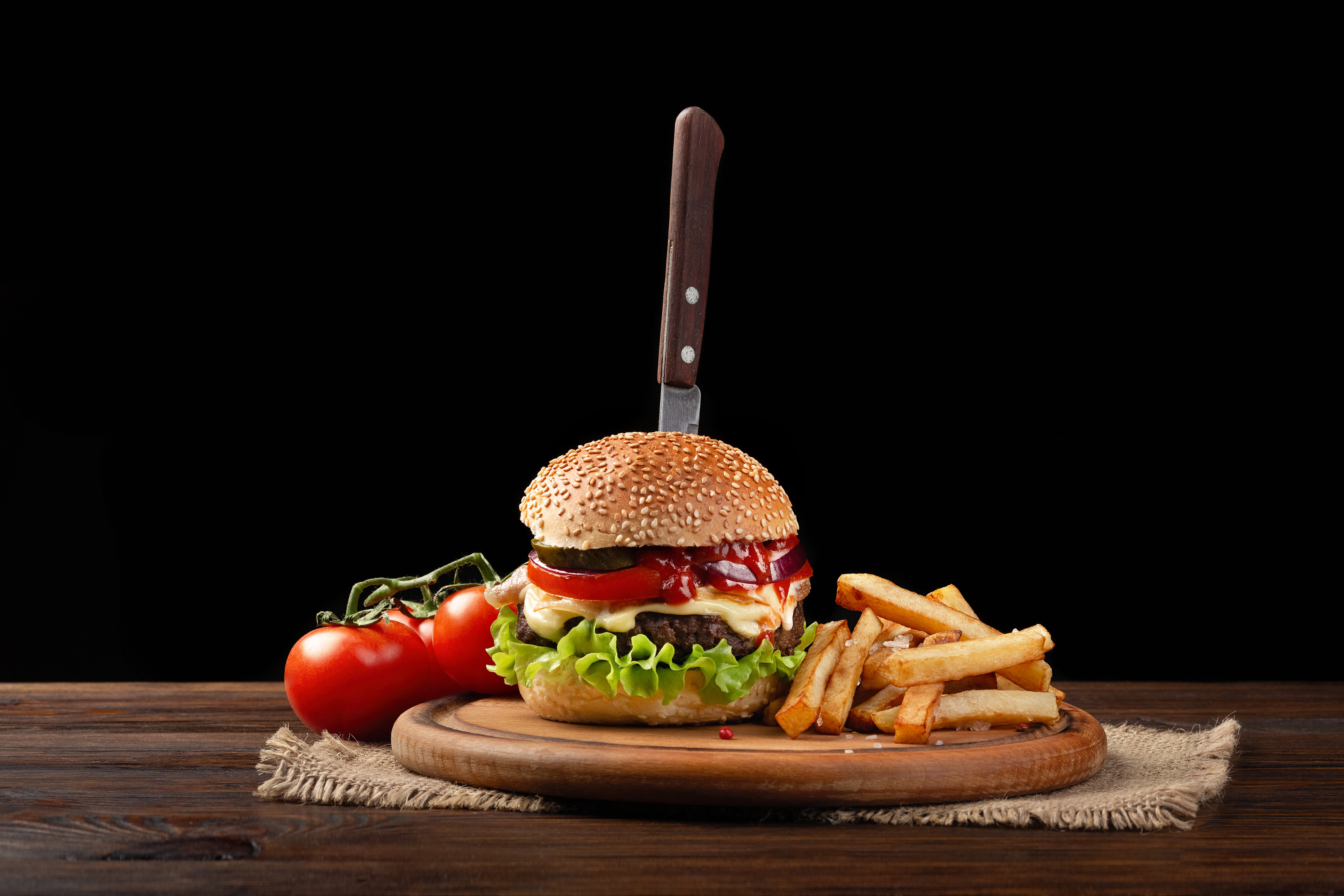 Handy-Wallpaper Hamburger, Tomate, Nahrungsmittel, Stillleben, Pommes Frittes kostenlos herunterladen.