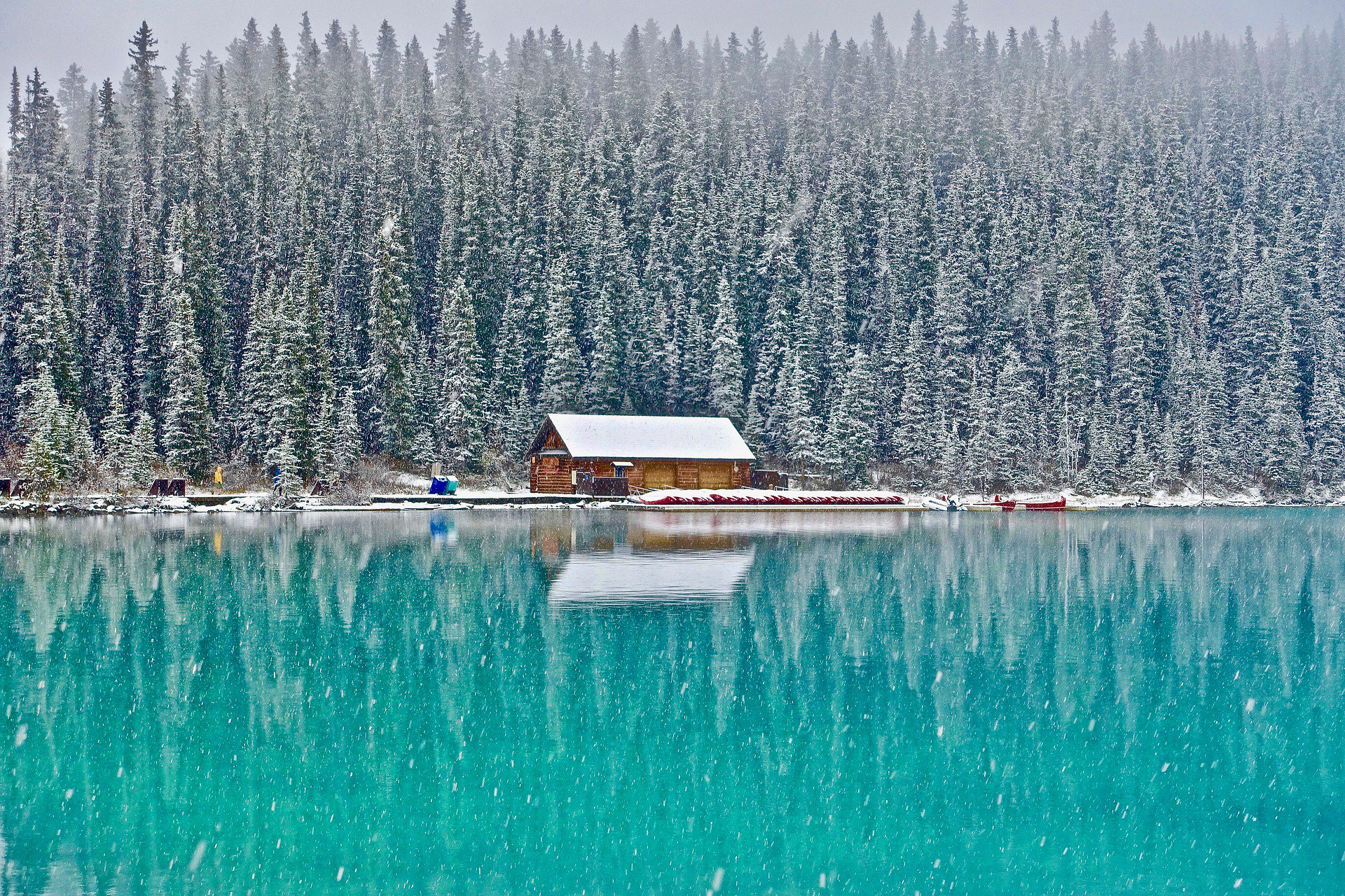 982199 скачать обои деревянный, озеро, зима, лес, бирюзовый, сделано человеком, кабина, отражение, снег - заставки и картинки бесплатно