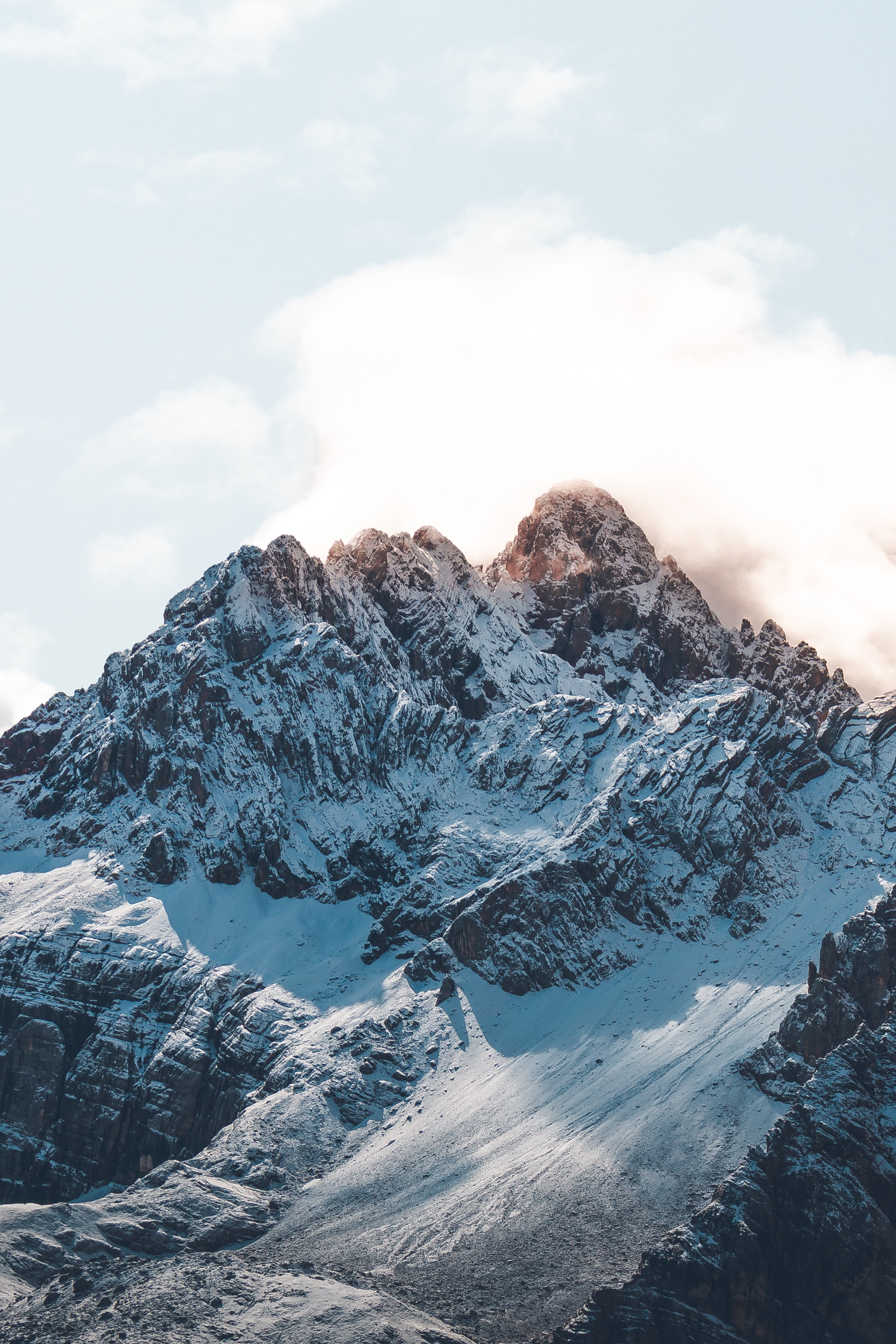 Descarga gratuita de fondo de pantalla para móvil de Nubes, Montaña, Arriba, Cubierto De Nieve, Nevado, Naturaleza, Vértice, Paisaje.
