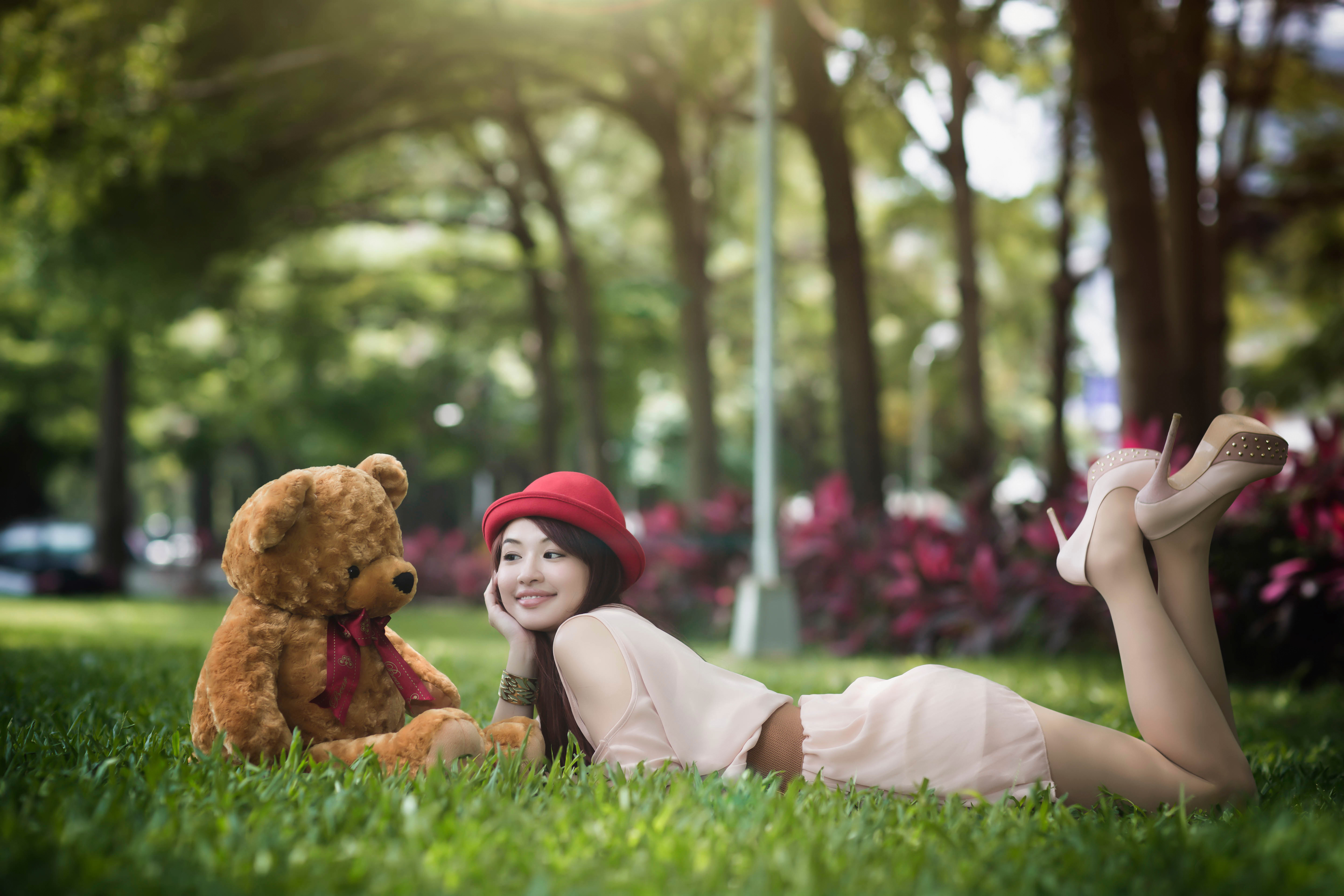 Handy-Wallpaper Teddybär, Lächeln, Stimmung, Hut, Kleid, Orientalisch, Gras, Modell, Frauen, Asiatinnen kostenlos herunterladen.