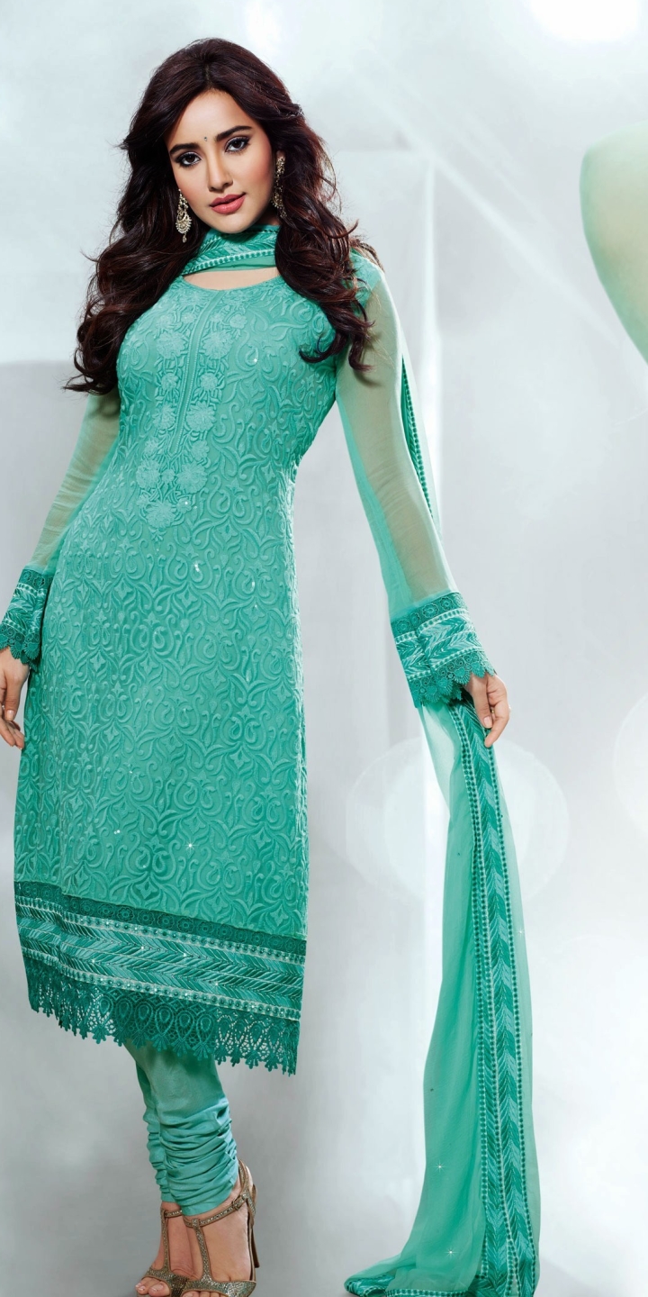 無料モバイル壁紙モデル, インド人, 有名人, ネハ・シャルマ, 民族衣装をダウンロードします。