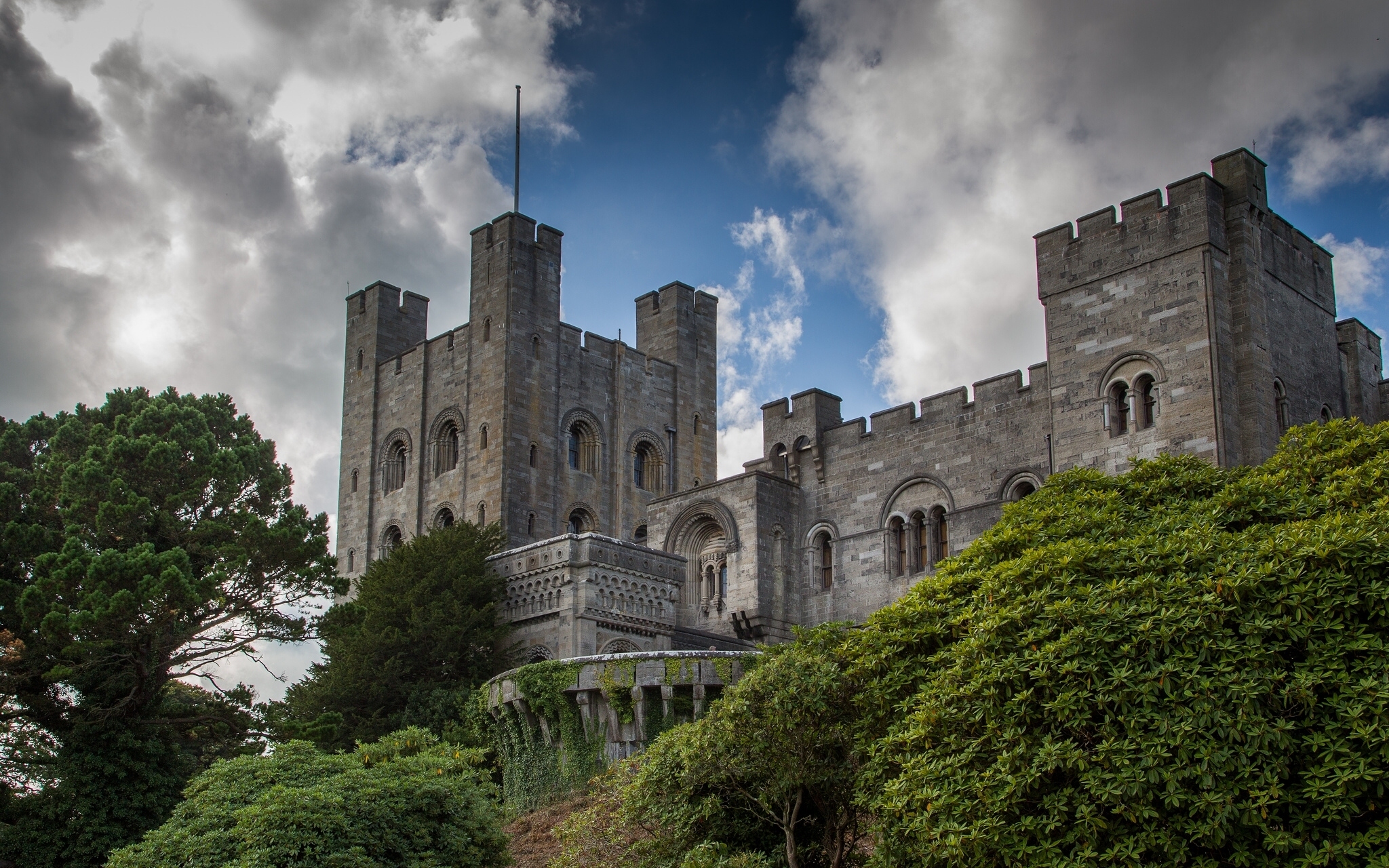 Скачать картинку Облака, Замки, Замок, Куст, Англия, Сделано Человеком в телефон бесплатно.
