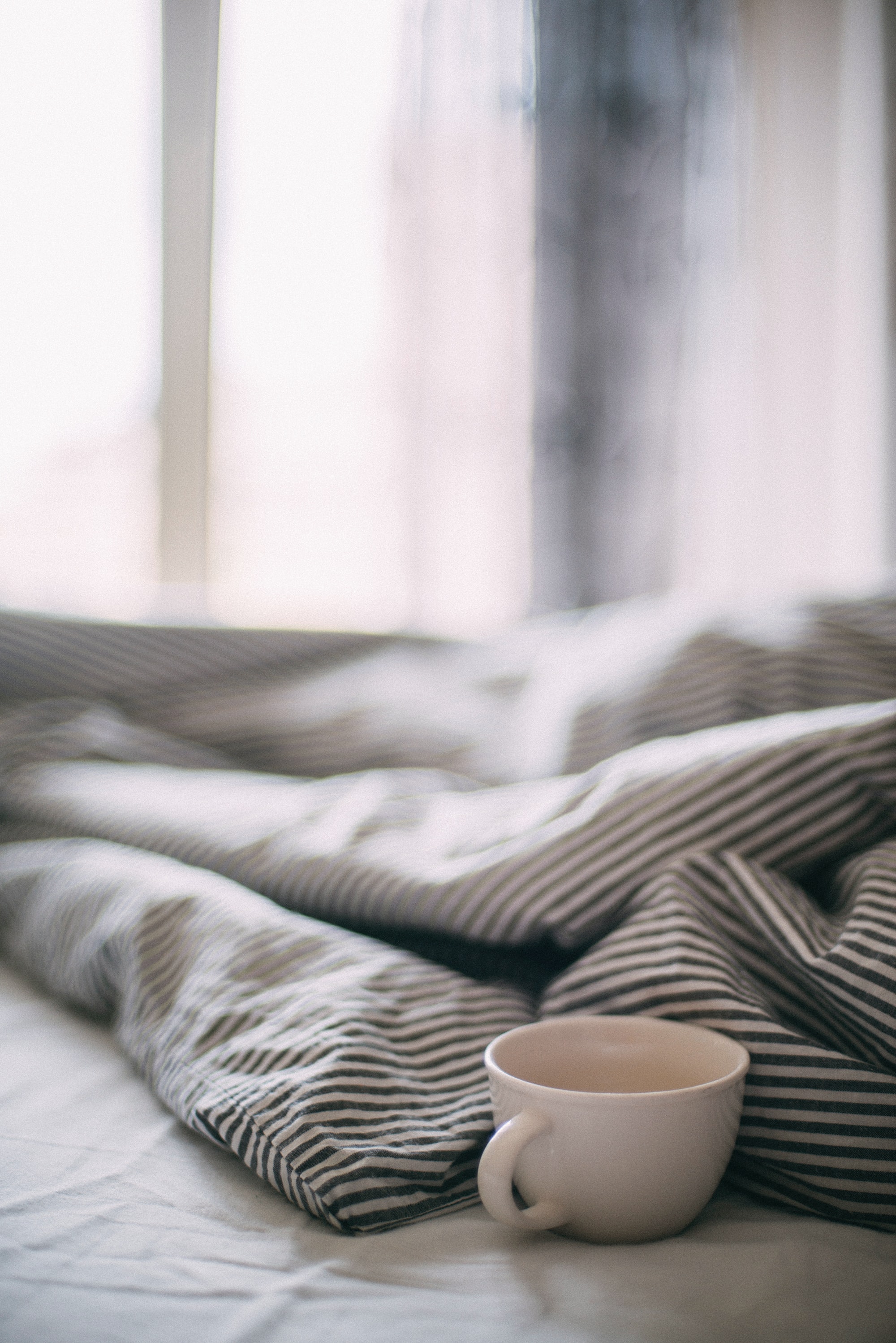Free download wallpaper Miscellanea, Morning, Bed, Miscellaneous, Cup on your PC desktop