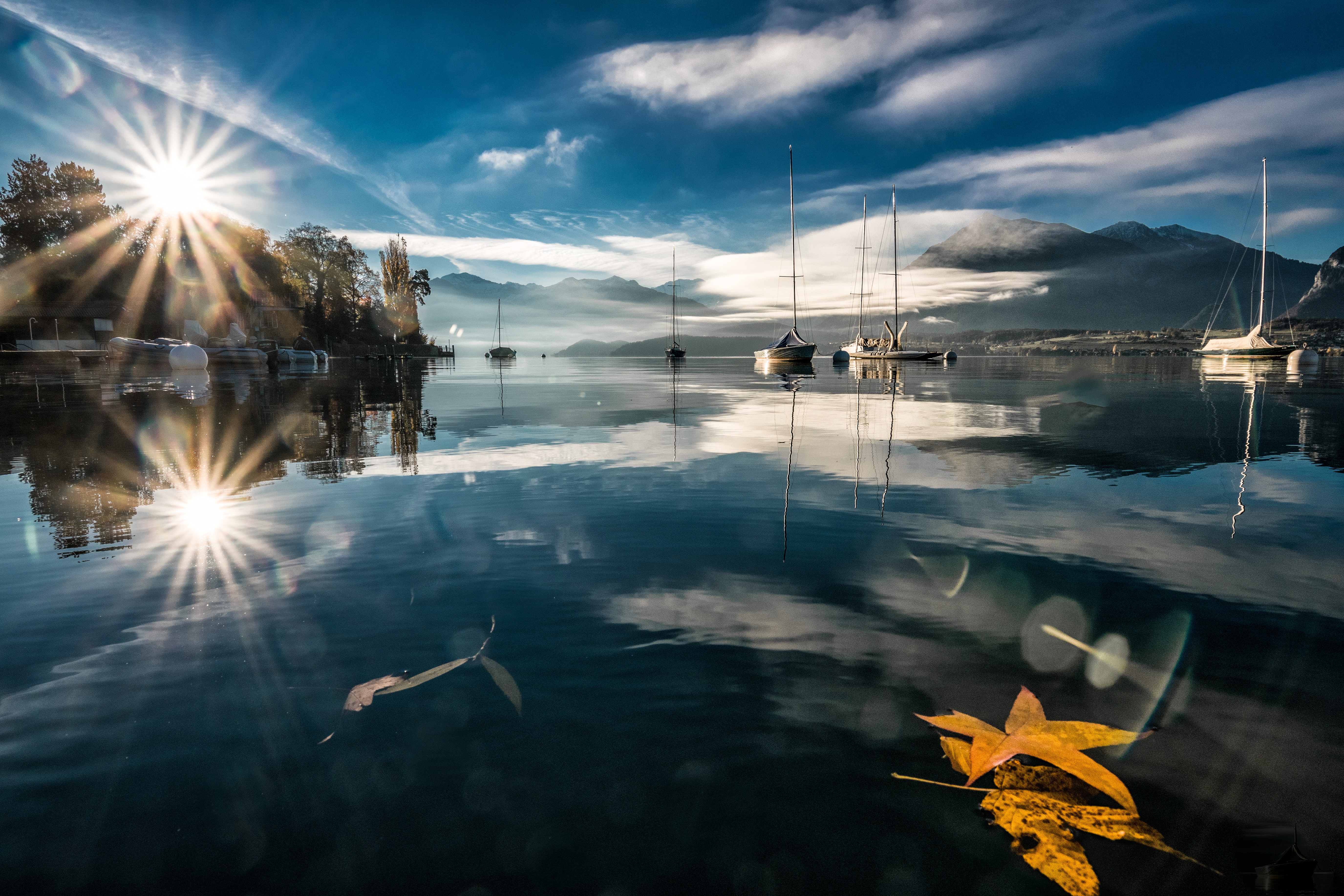 Handy-Wallpaper Boot, Gebirge, Segelboot, Sonnenstrahl, Fahrzeuge, Spiegelung kostenlos herunterladen.