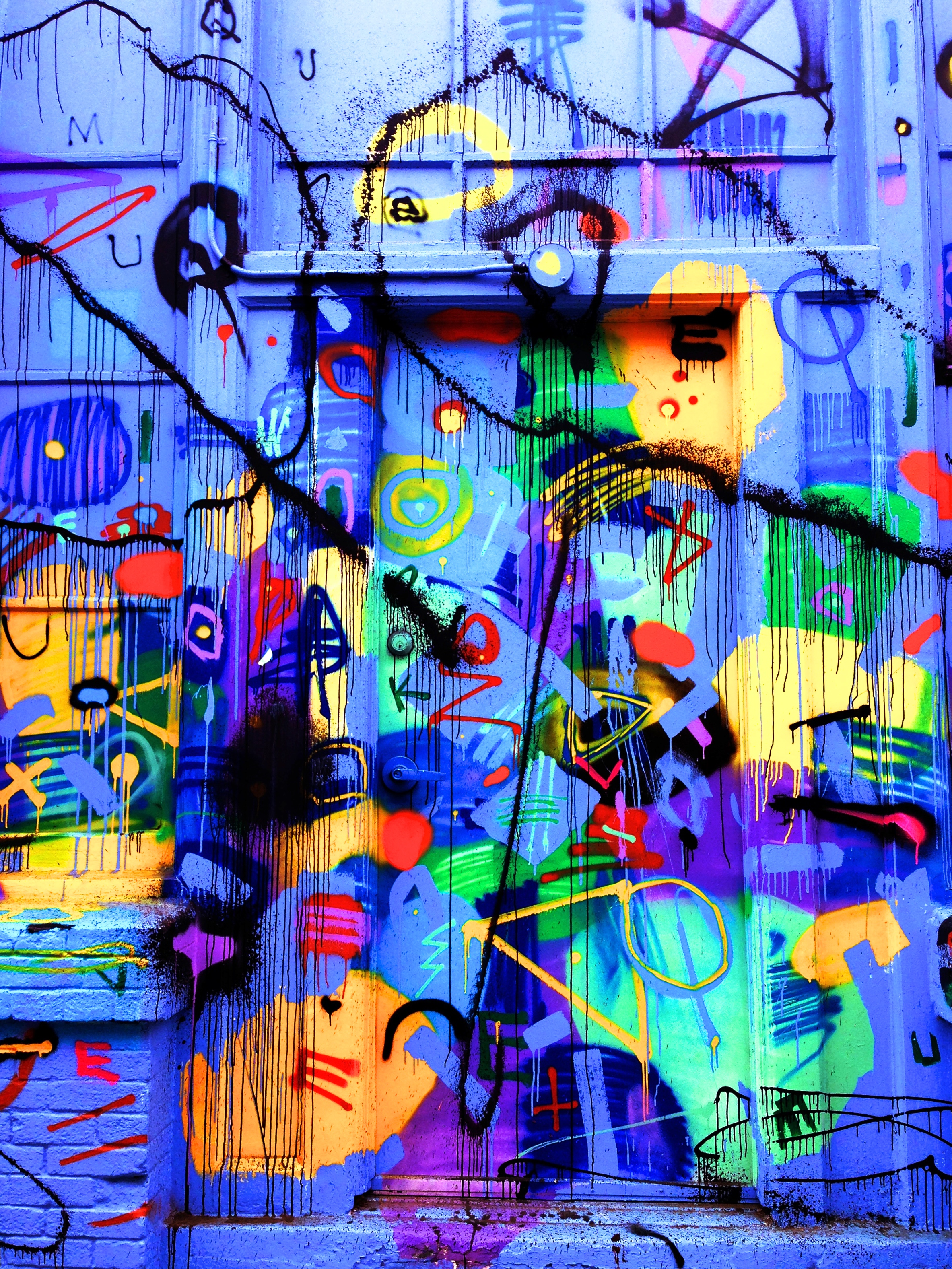 137422 скачать картинку граффити, арт, разноцветный, яркий, дверь - обои и заставки бесплатно