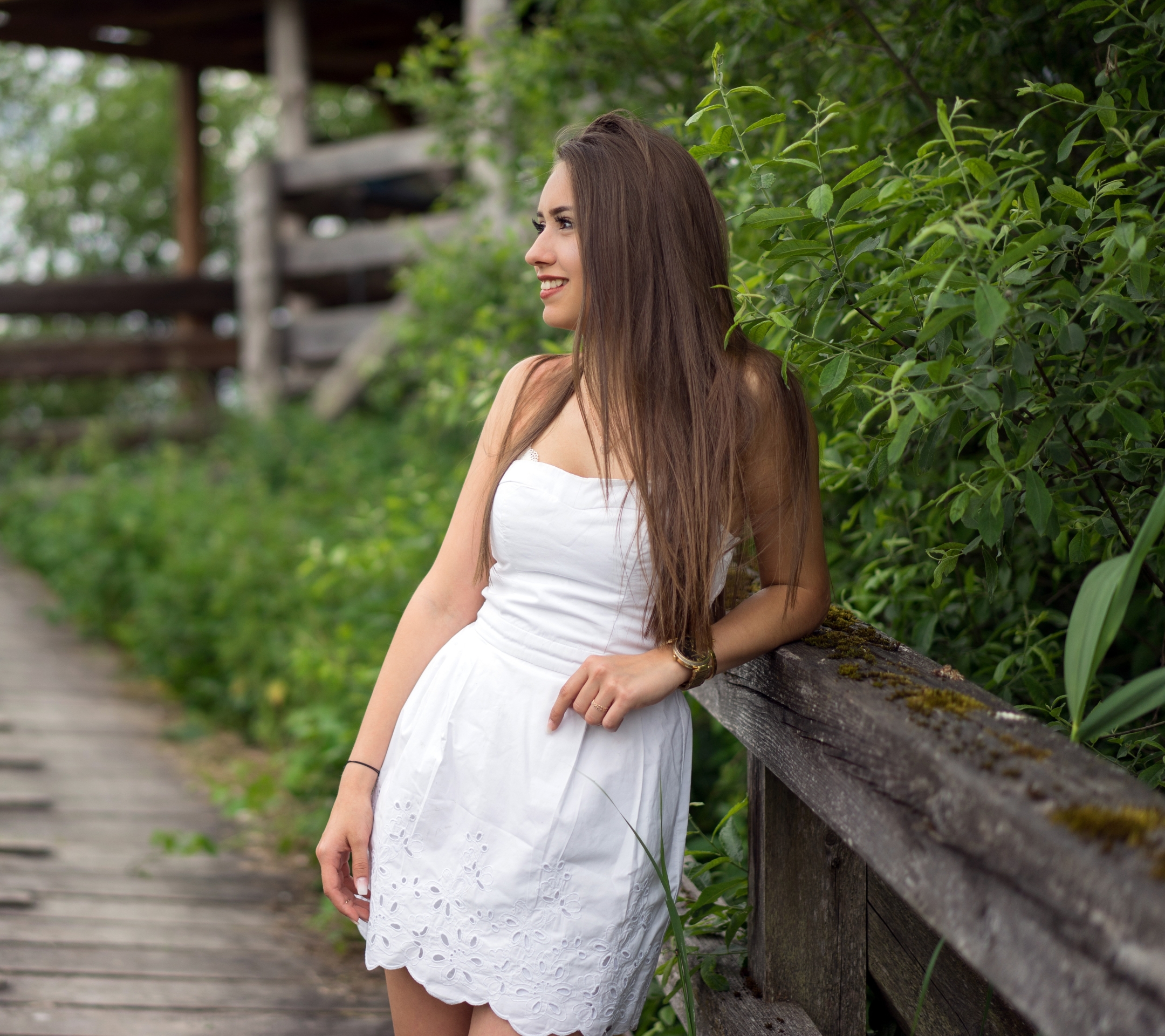 Baixe gratuitamente a imagem Sorriso, Morena, Modelo, Mulheres, Cabelo Castanho, Profundidade De Campo, Vestido Branco na área de trabalho do seu PC