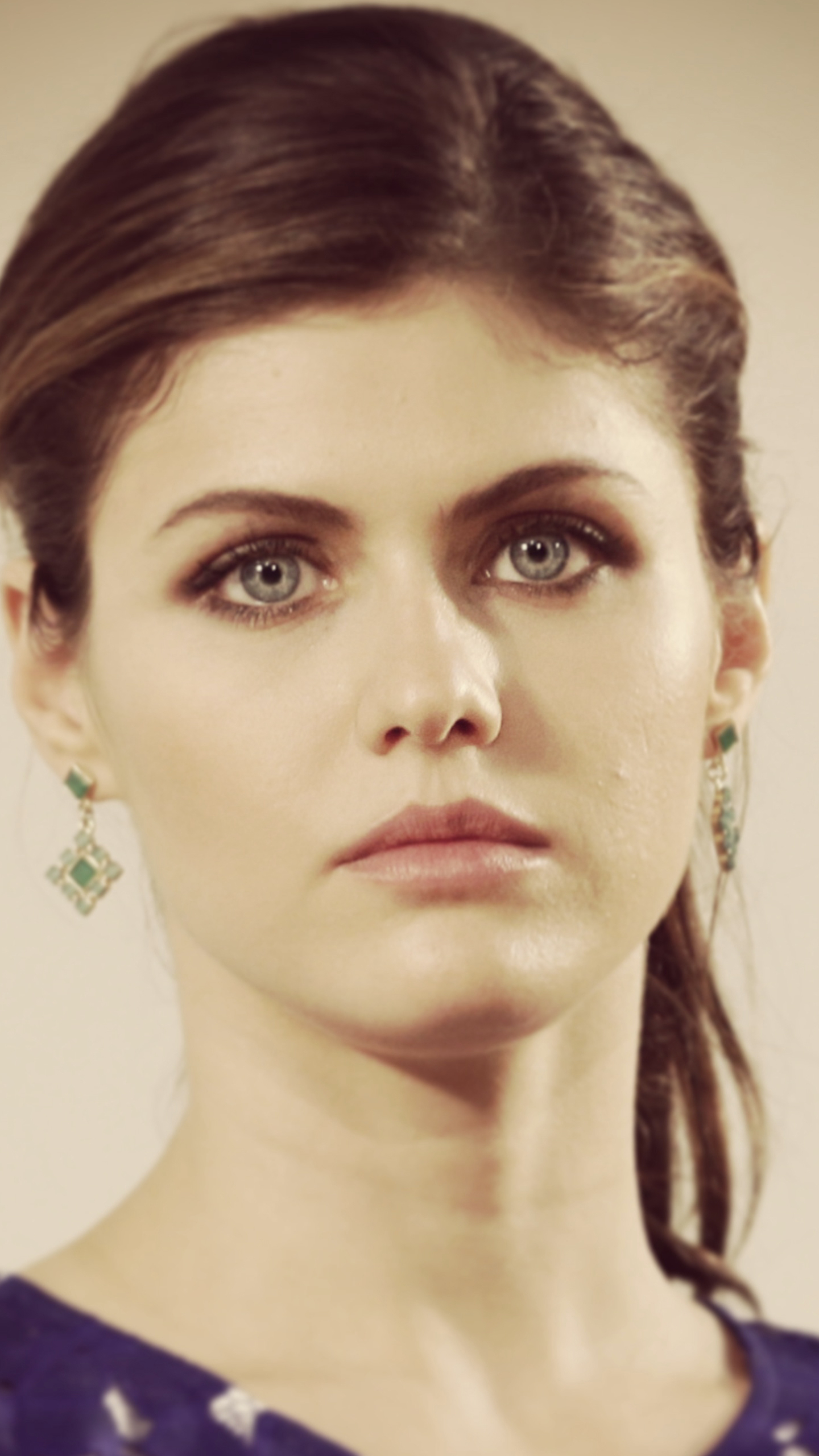 Handy-Wallpaper Gesicht, Brünette, Ohrringe, Blaue Augen, Amerikanisch, Berühmtheiten, Darstellerin, Alexandra Daddario kostenlos herunterladen.