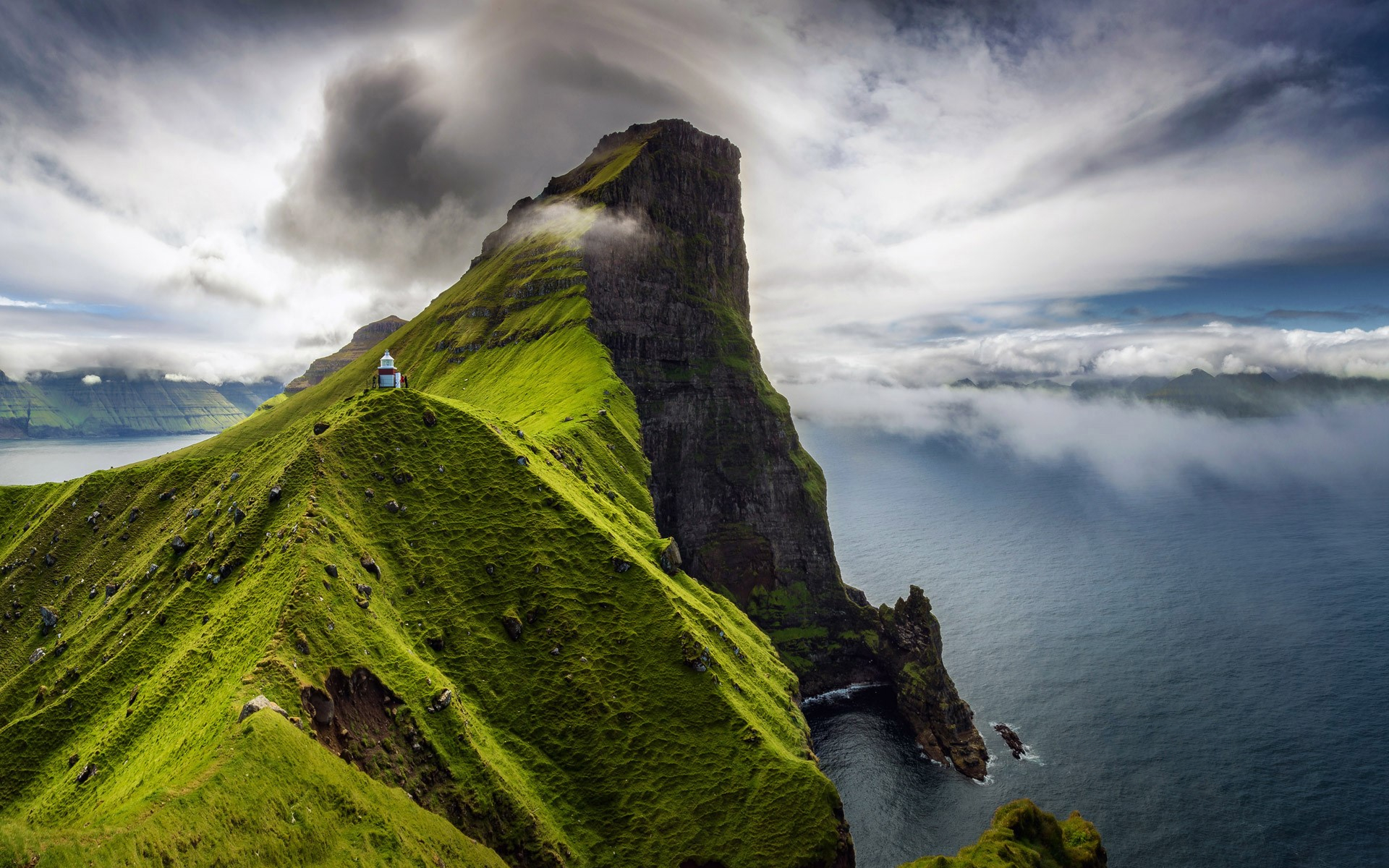 837279 скачать картинку маяк каллур, фарерские острова, озеро, сделано человеком, маяк, утёс, облака, туман, гора - обои и заставки бесплатно