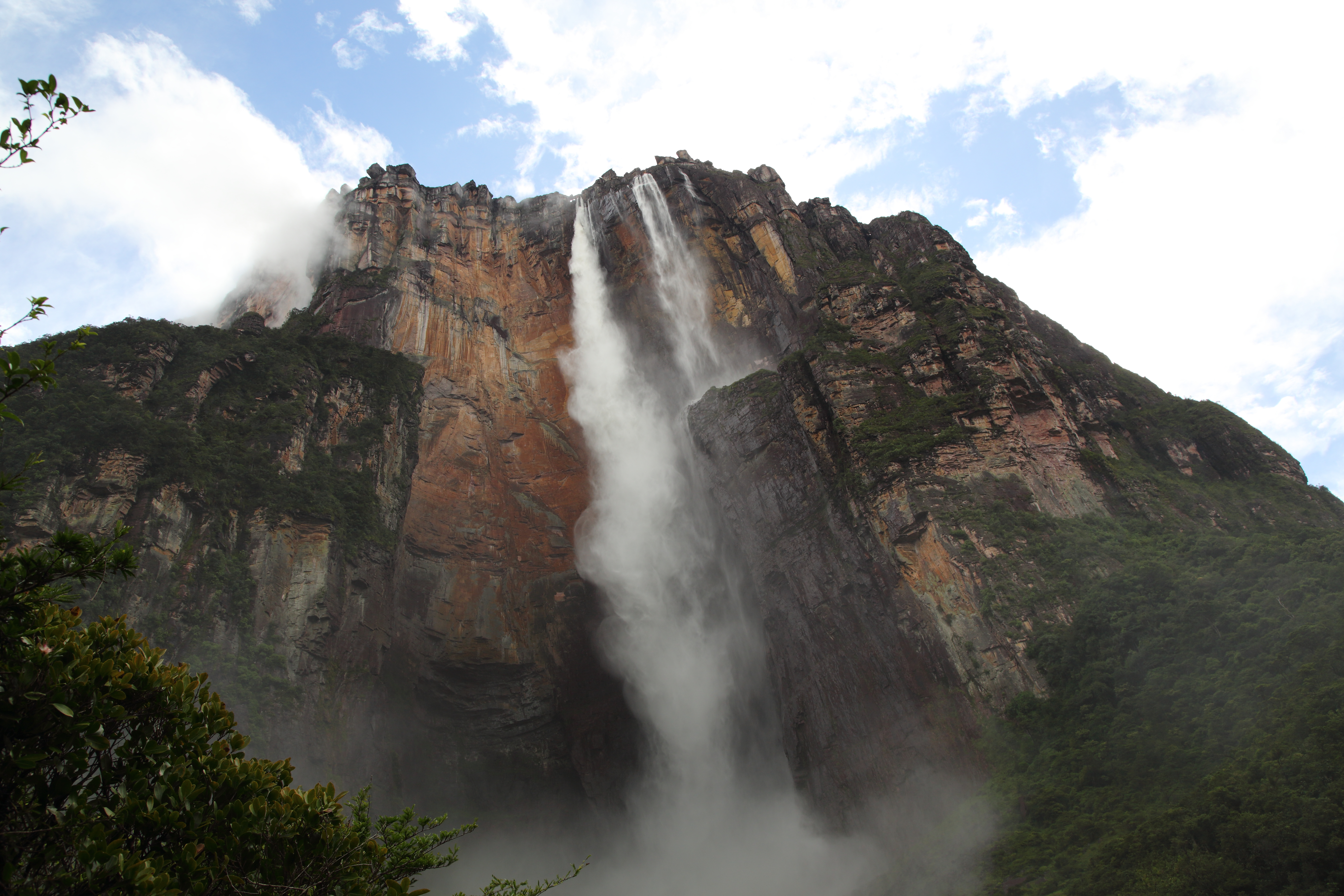 1525165 télécharger le fond d'écran terre/nature, chutes d'ange, falaise, montagne, venezuela, chûte d'eau, cascades - économiseurs d'écran et images gratuitement