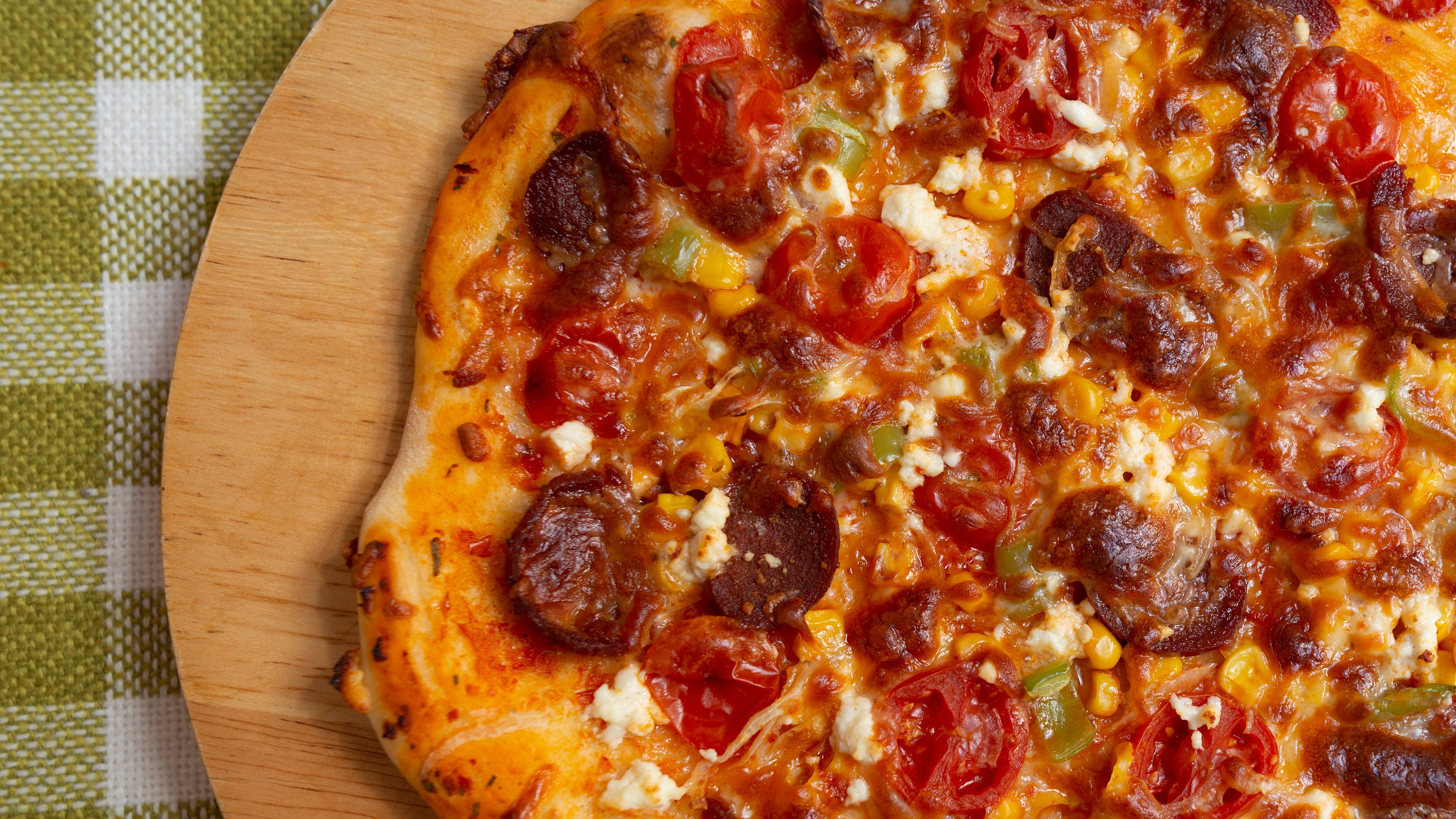 Laden Sie das Pizza, Mais, Tomate, Würstchen, Käse, Nahrungsmittel-Bild kostenlos auf Ihren PC-Desktop herunter