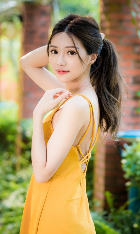 Handy-Wallpaper Modell, Frauen, Gelbes Kleid, Schwarzes Haar, Lange Haare, Asiatinnen kostenlos herunterladen.